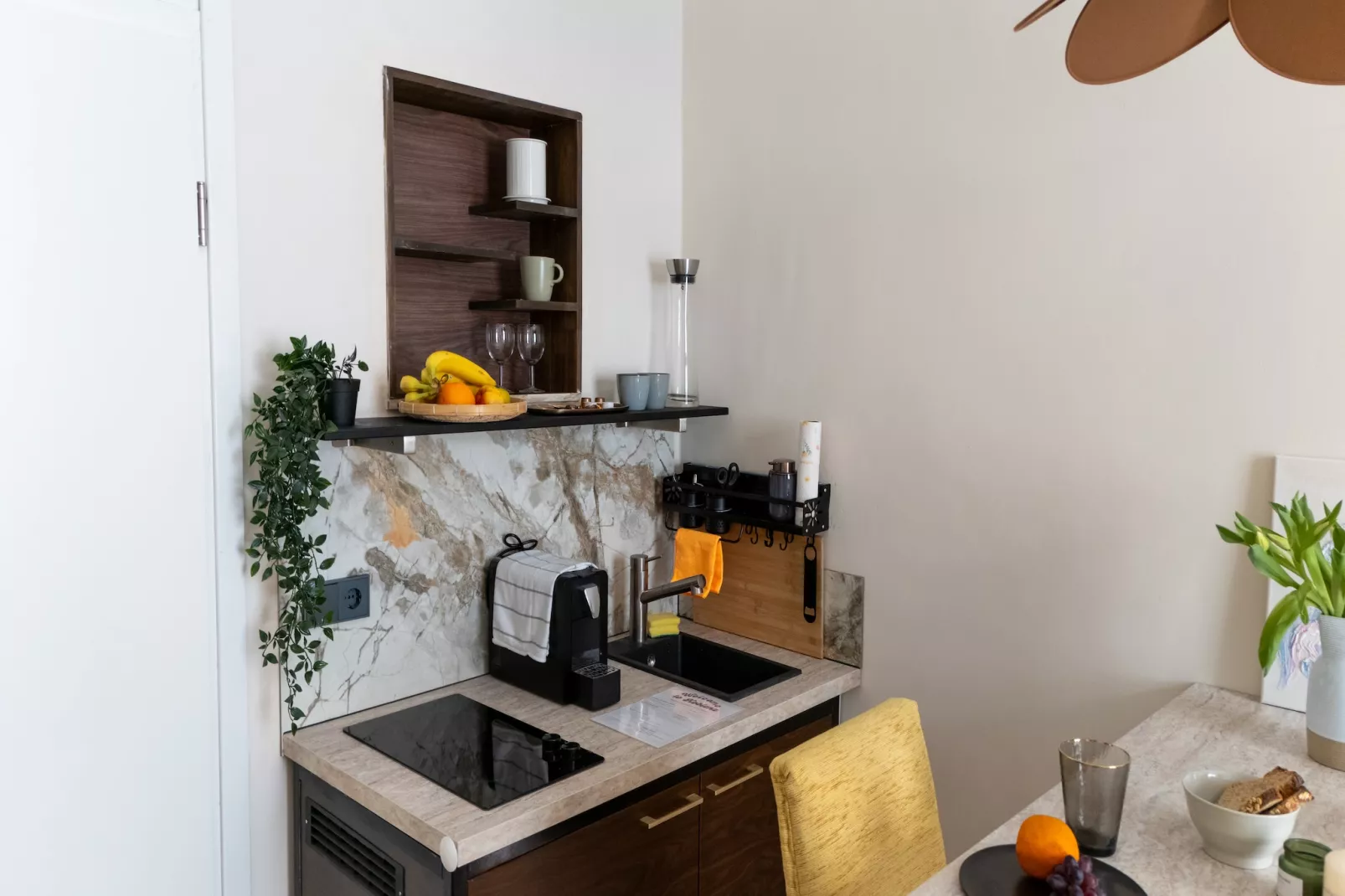 Modern Stay Deluxe Family Suite-Kitchen