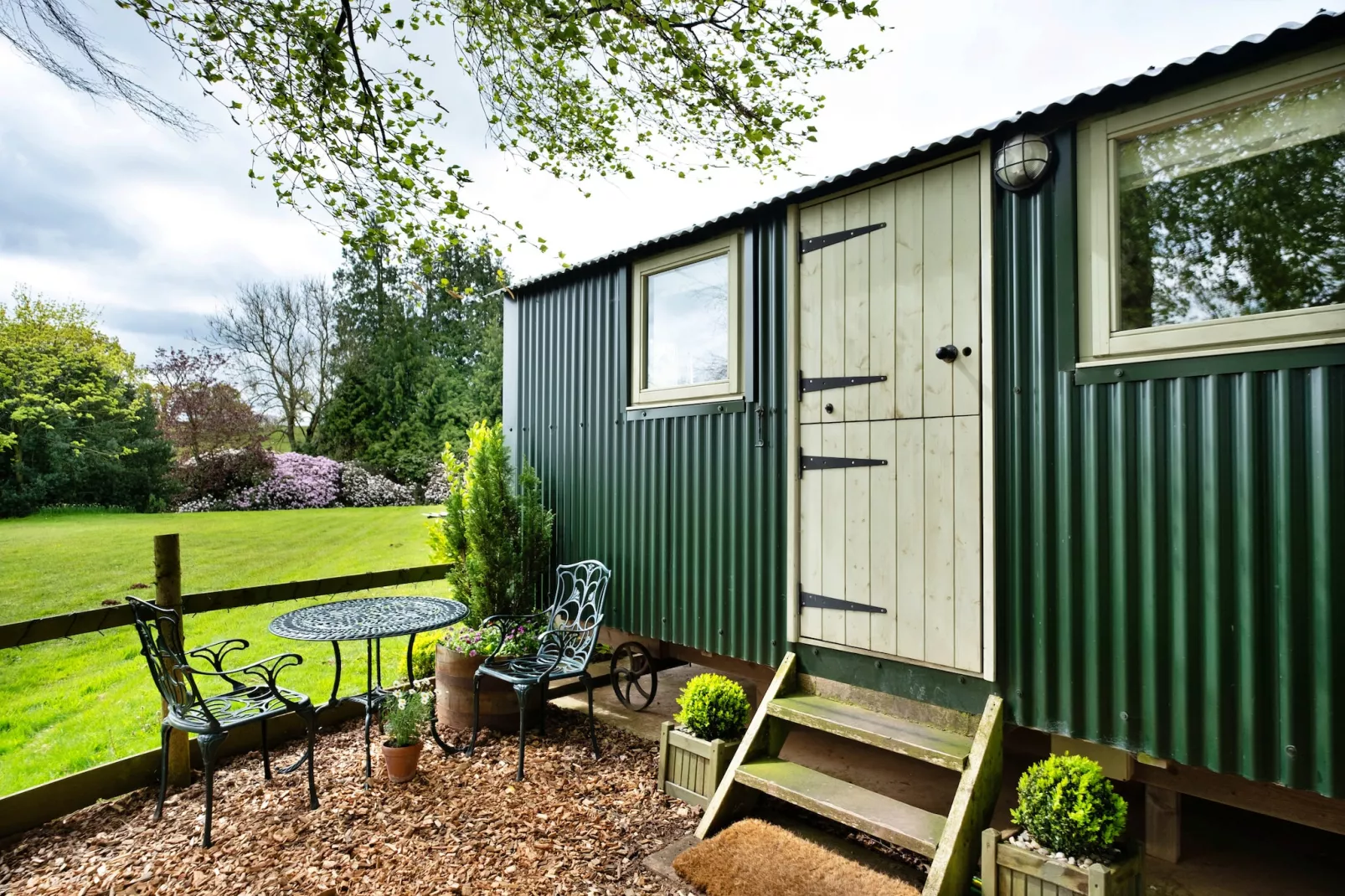Hay and Hedgerow Glamping-Exterior summer