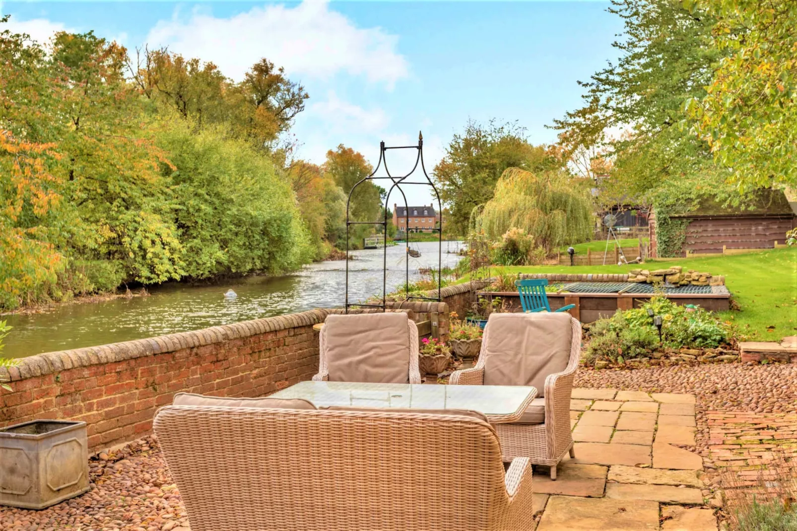 Islip Mill House - Beautiful Riverside Home-Outdoor
