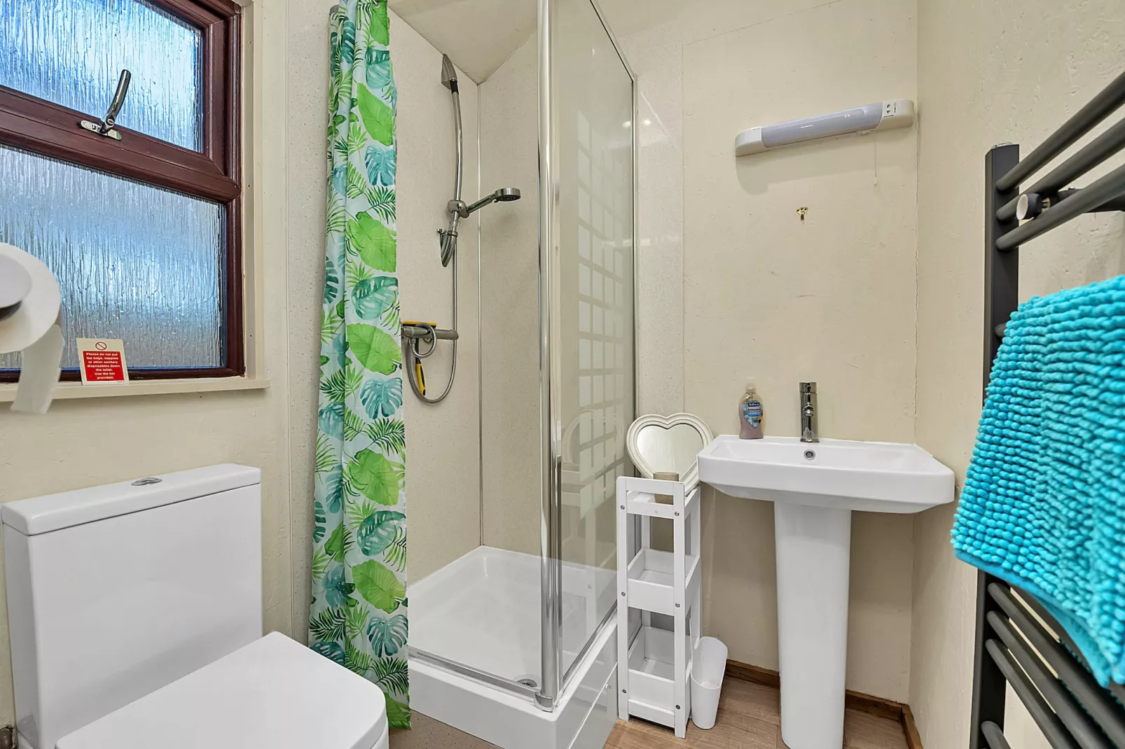 Cedar Lodge-Bathroom
