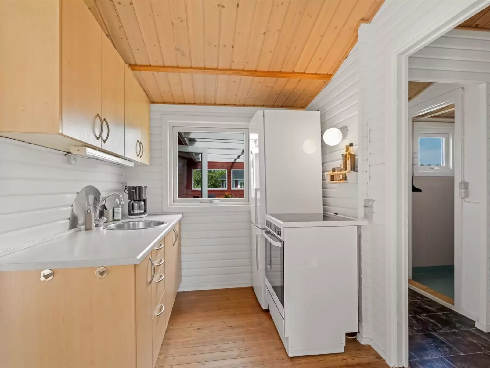 "Oona" - 700m from the sea-Inside