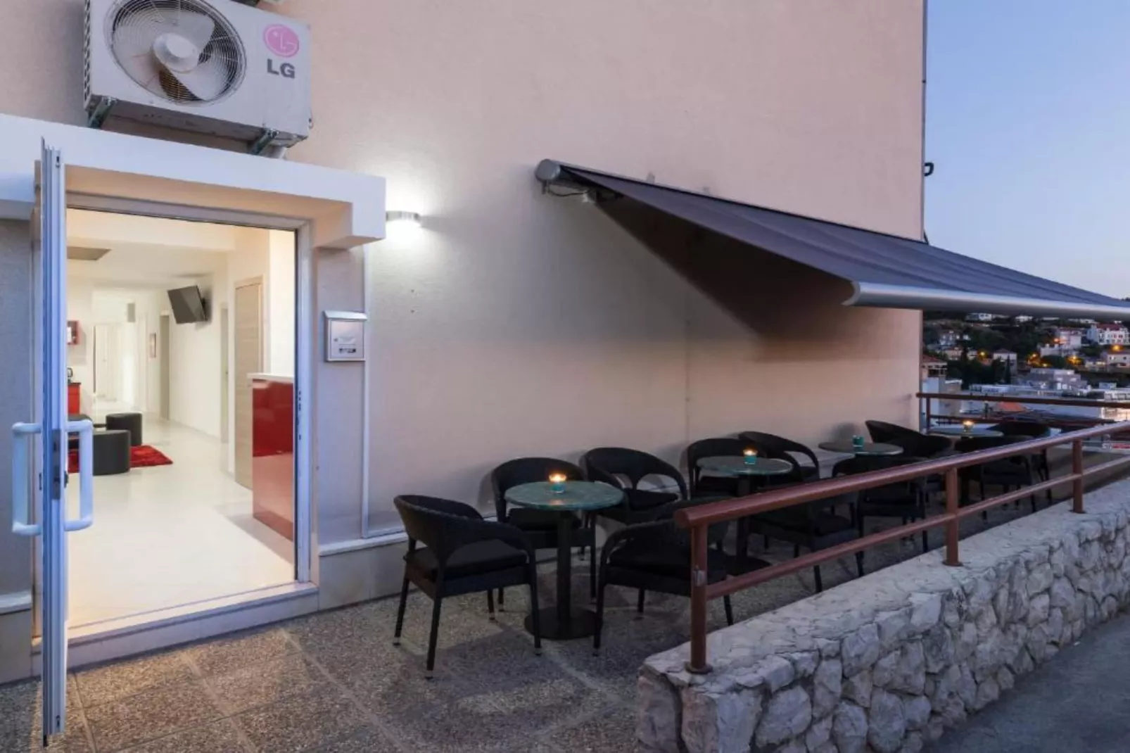 Hostel Free Bird  - Bed in Ten Bed Mixed Dormitory Room 5 (J)-Dining room