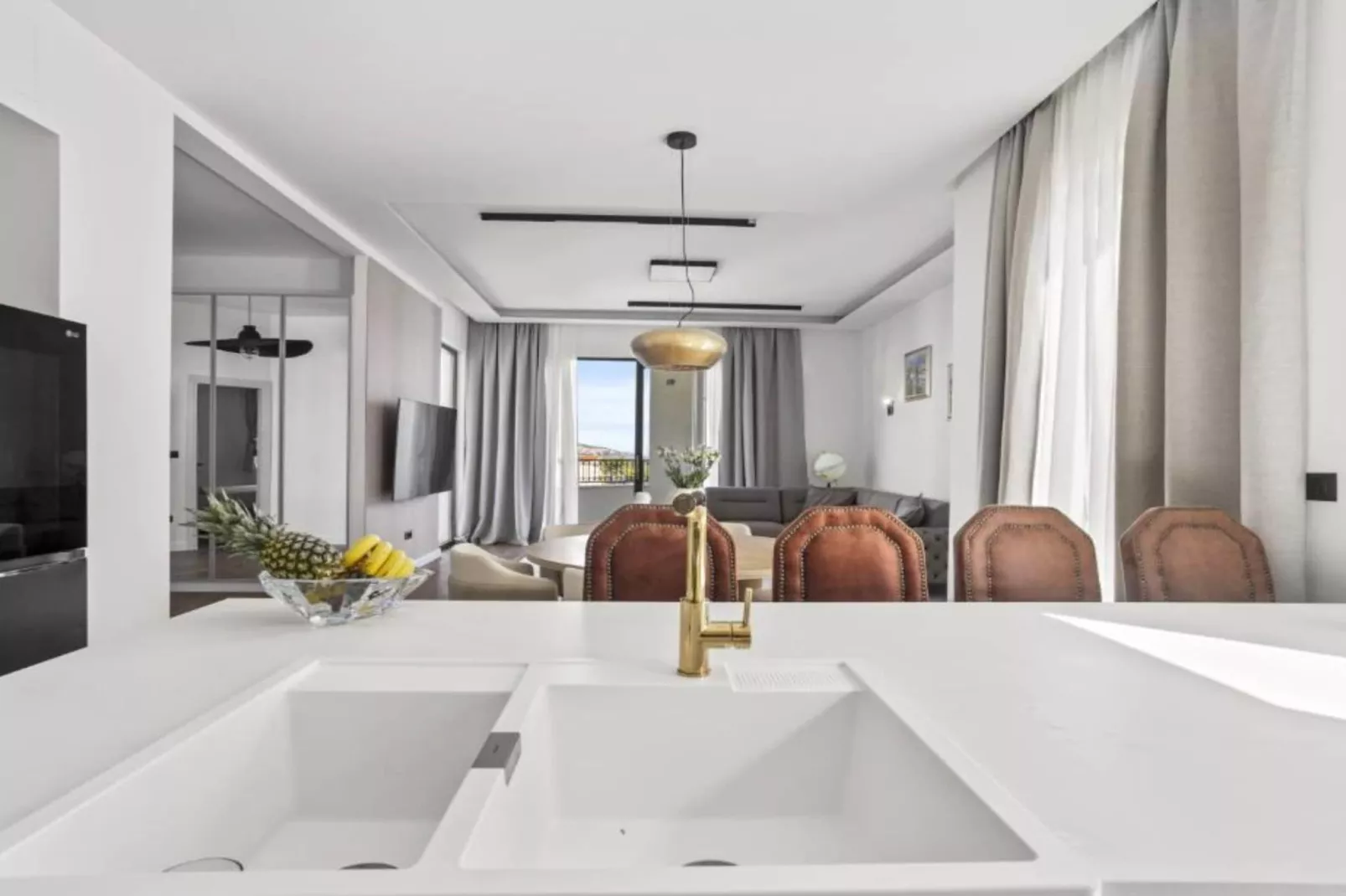 Three-Bedroom Penthouse Apartment-Dining room