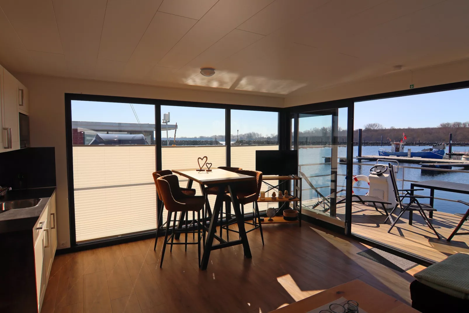 Hausboot Family & Friends mit Hund LP 10 / 1-2 Personen-Dining room
