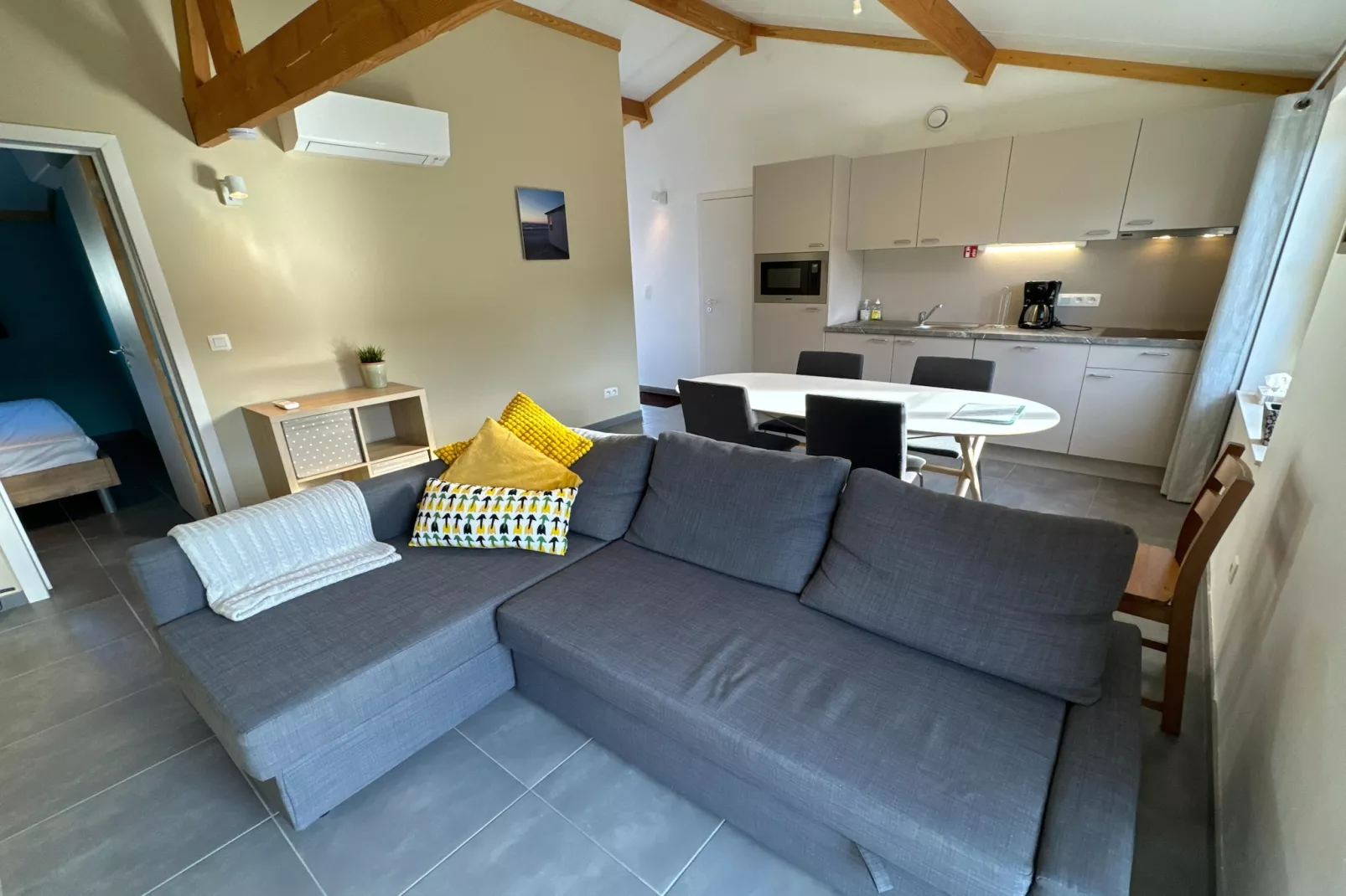 WH2 / 9-Living room