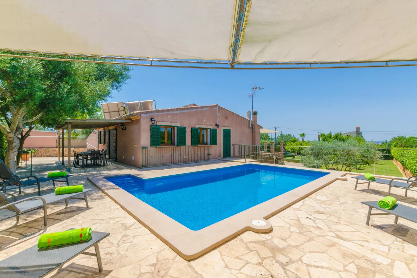Son Frau-Exterior summer