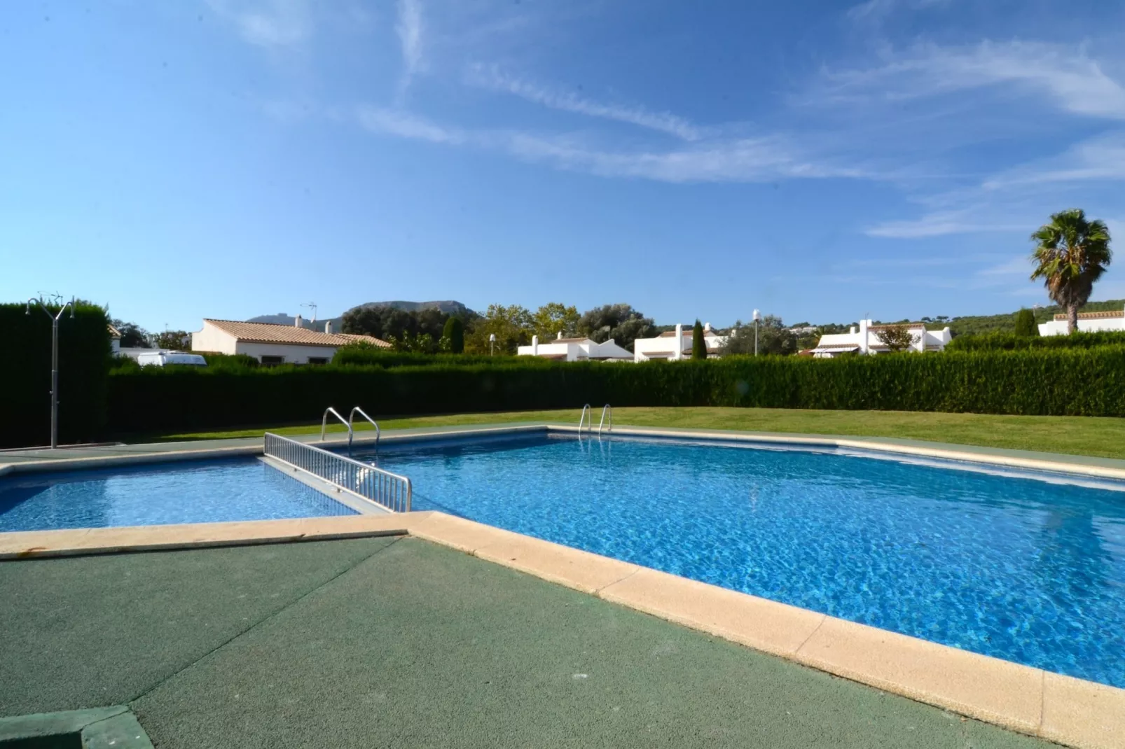 LES ACACIES 10-Pool