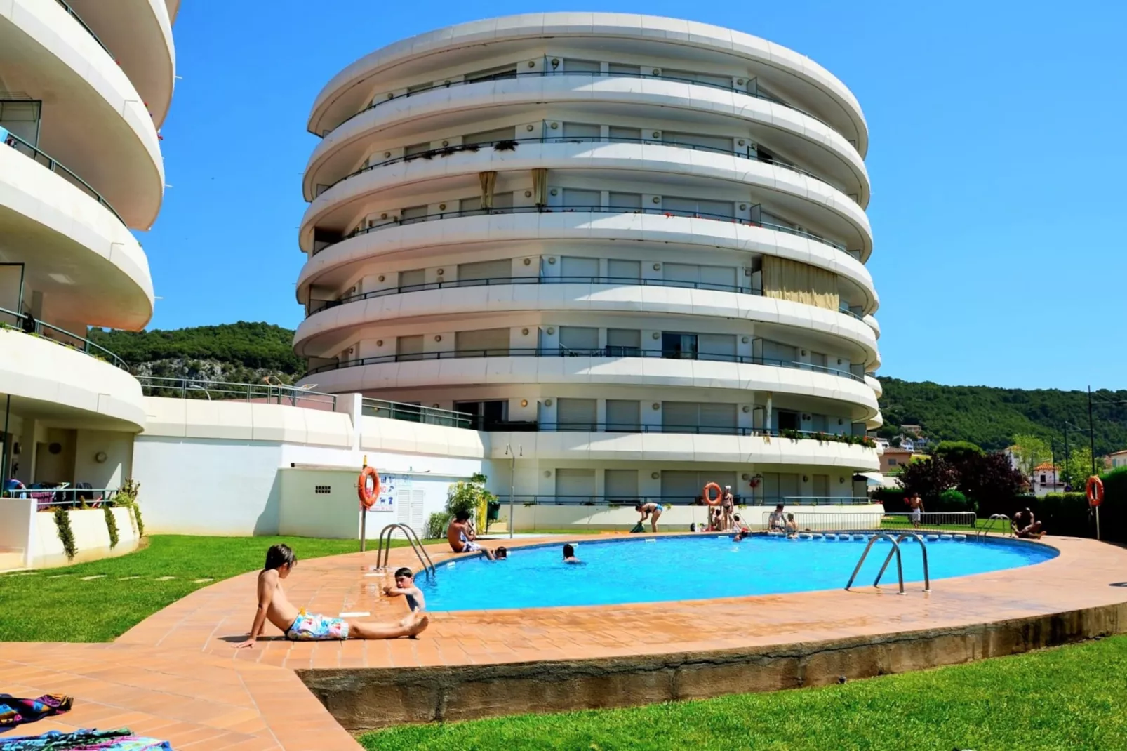 MEDES PARK I 2-7-Exterior summer