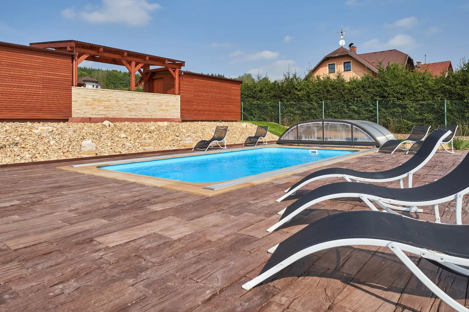 Cerna KCG350-Schwimmbad