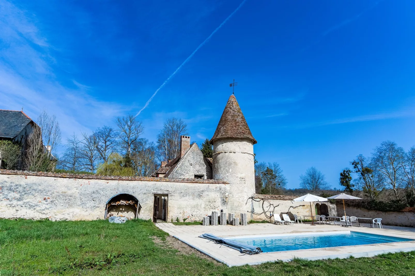 LE VIEUX CHATEAU-Außenbereich Sommer