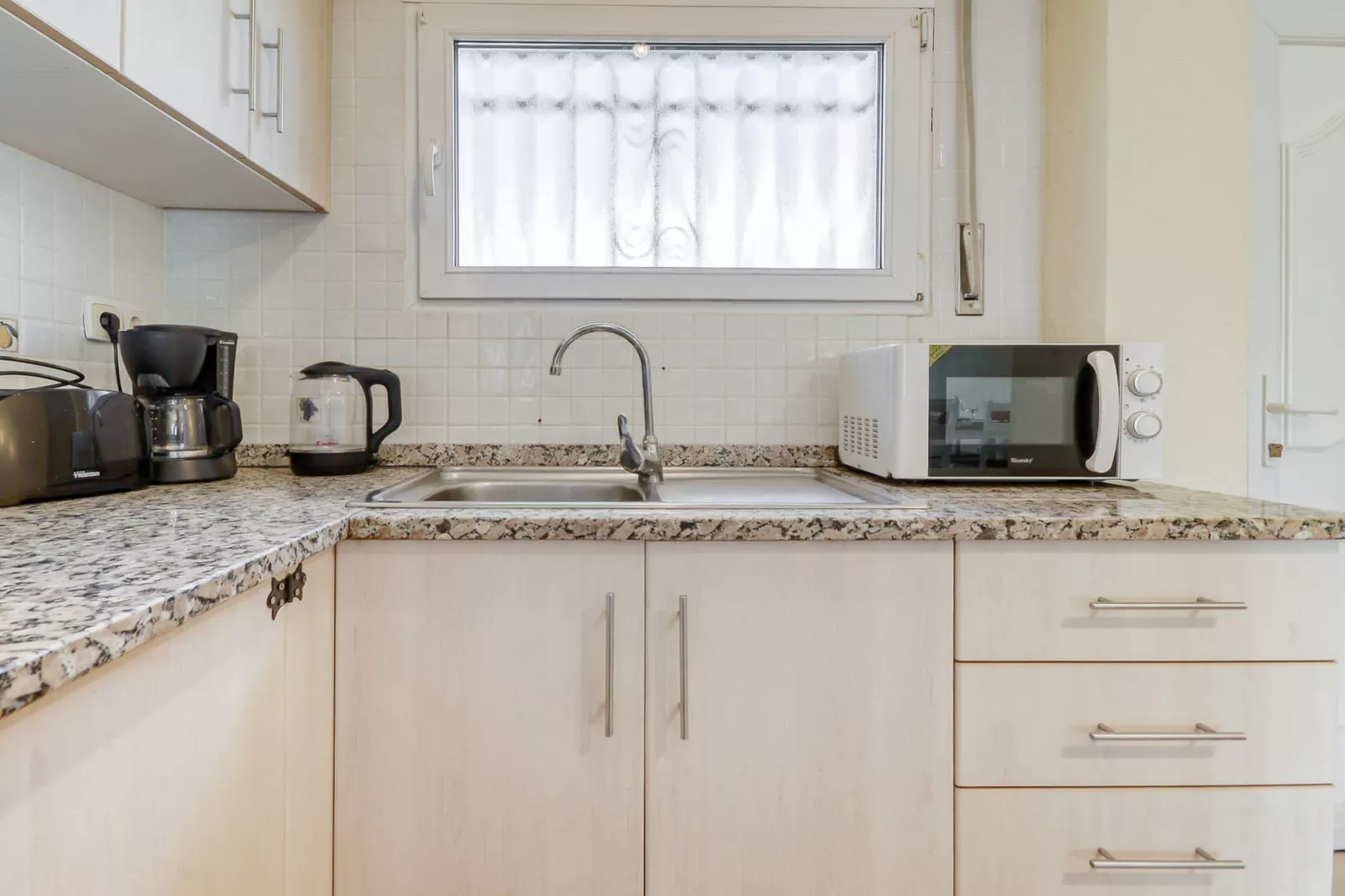 PORT PETIT 10 + Amarre de 3X7 - Immo B-Kitchen