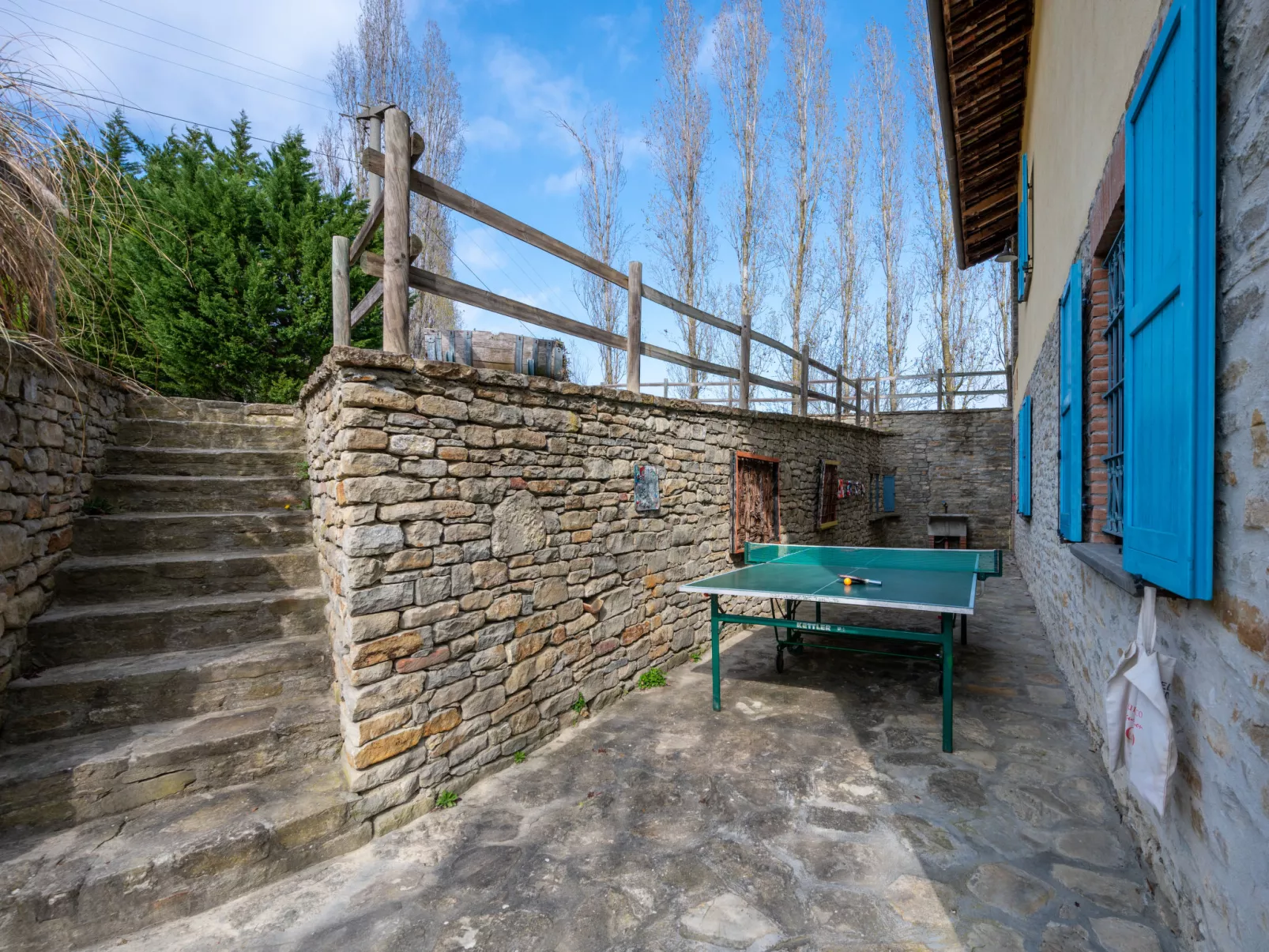 La Rovere-Outside