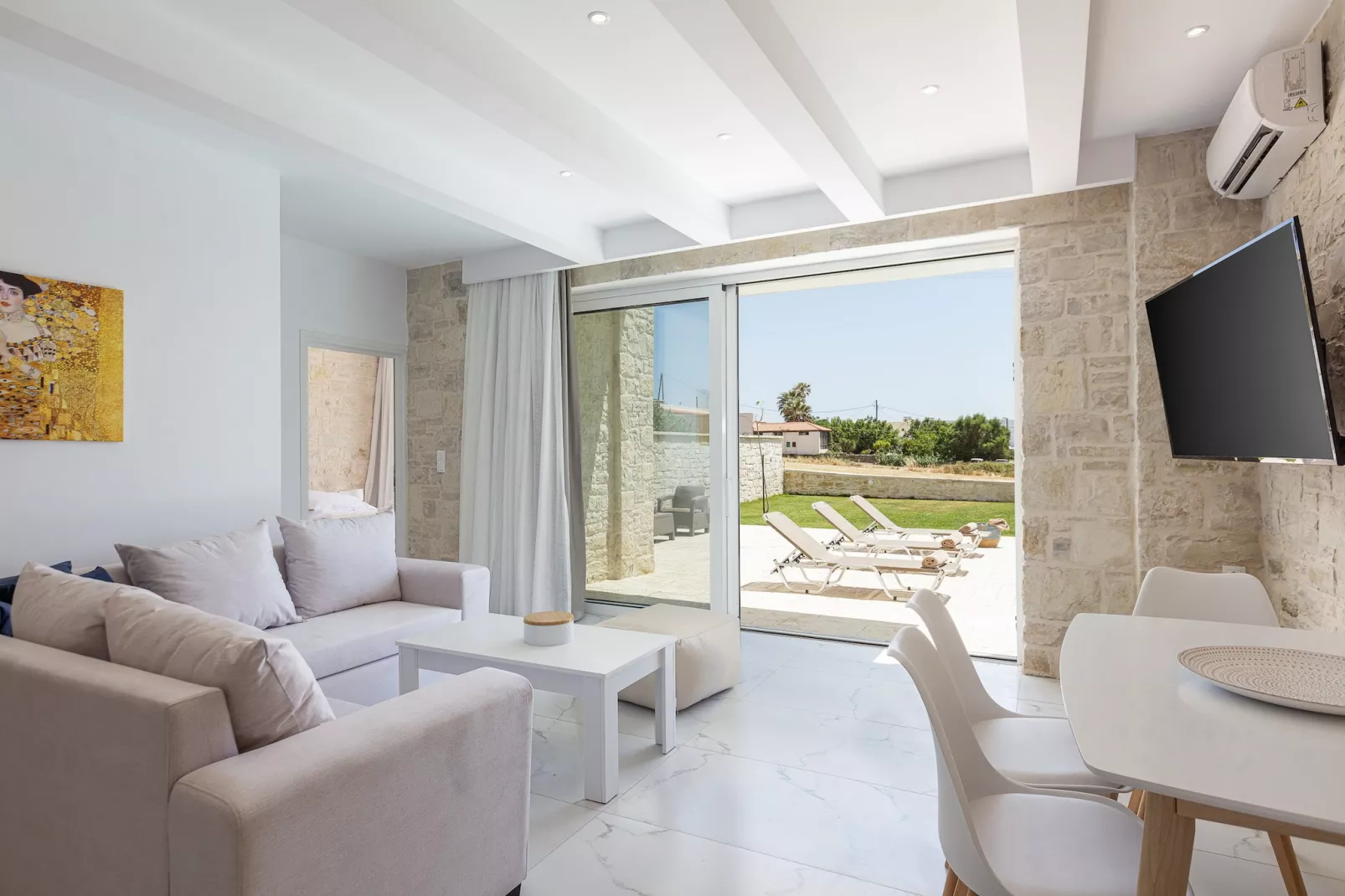 Mythos 1-Salon