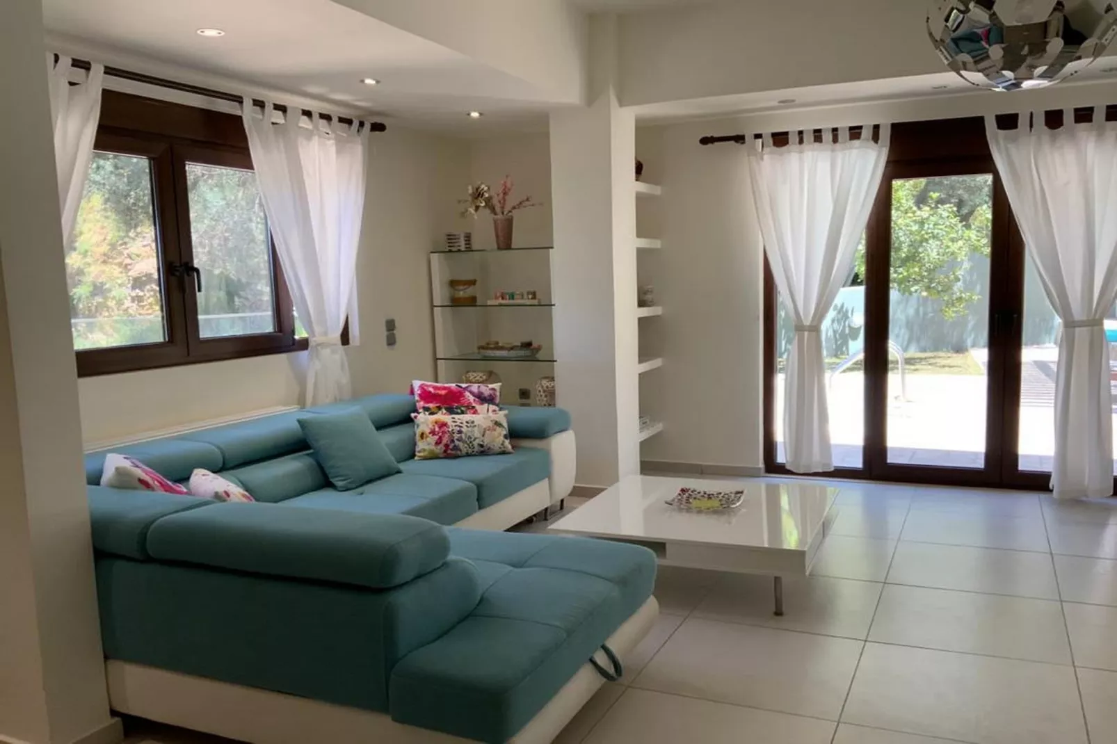 Pura Vida-Salon
