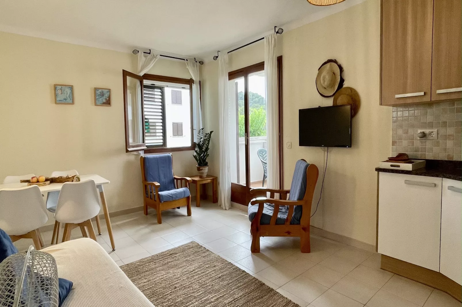 CALA MONTGO 25-Living room