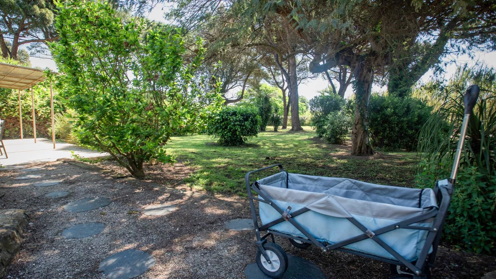Les Romarins-Gardens summer