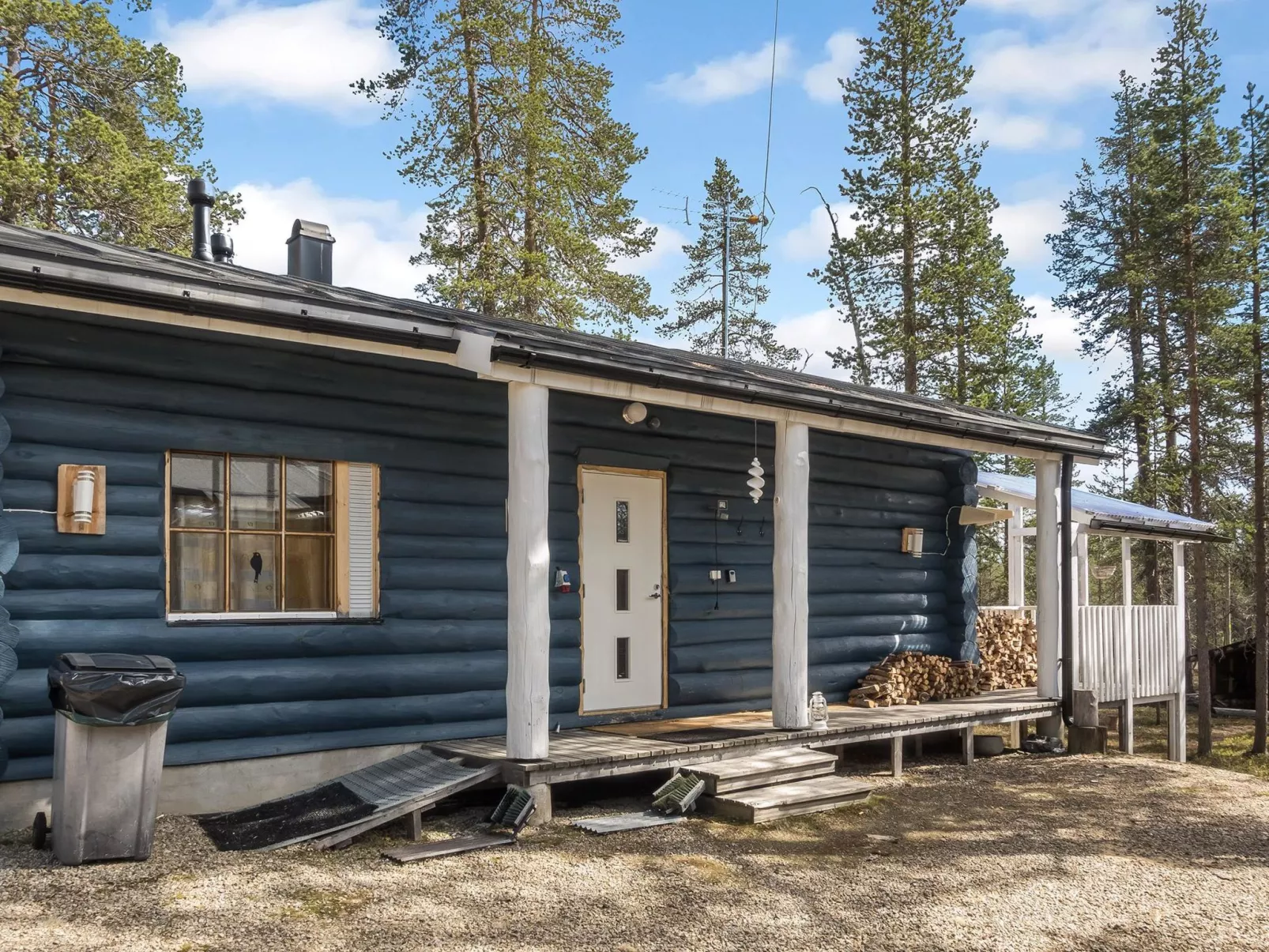Aurora cabin-Outside