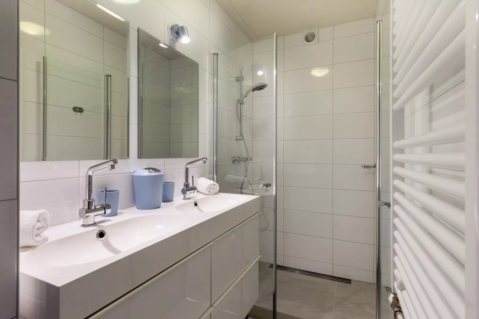 Appartement 'Duinoord' - Duinweg 117-12  Zoutelande-Bathroom