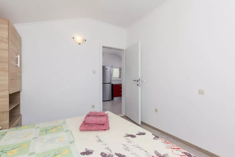 Apartments Memunić - One Bedroom Apartment with Balcony and Sea View (CRVENI)-Bedroom