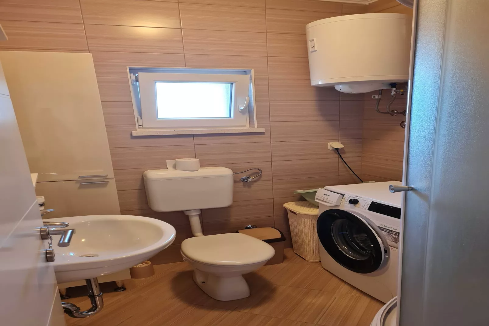 Apartments Memunić - Superior One Bedroom Apartment with Balcony and Sea View (ŽUTI)-Bathroom