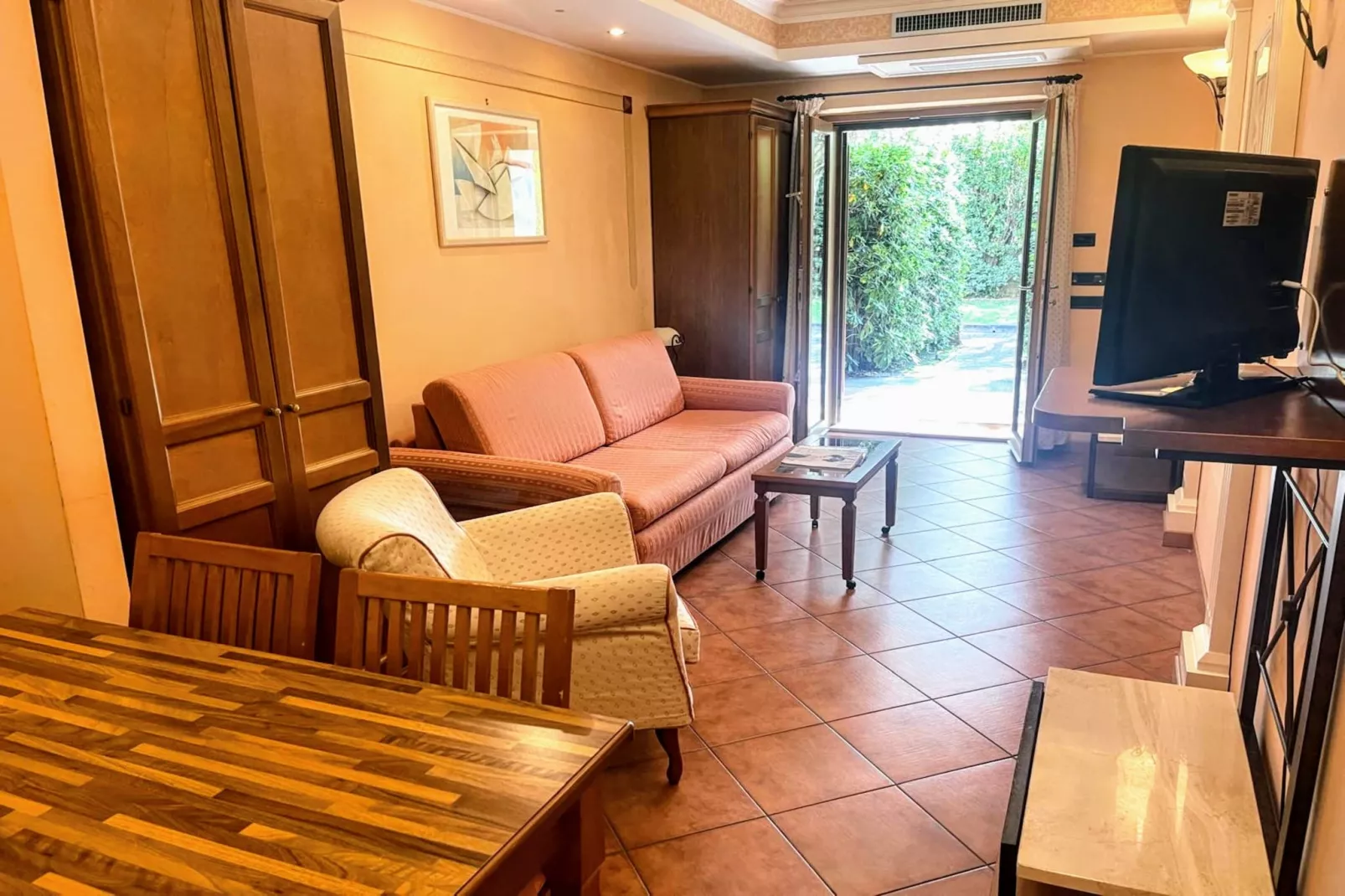Bilocale vista giardino 105-Living room