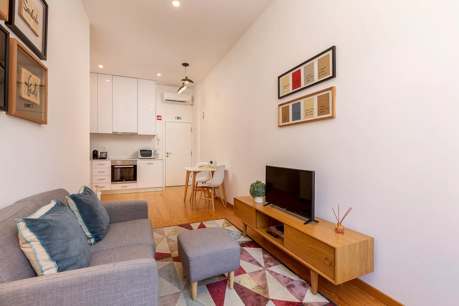 YOUROPO - Cosy 1-Living room