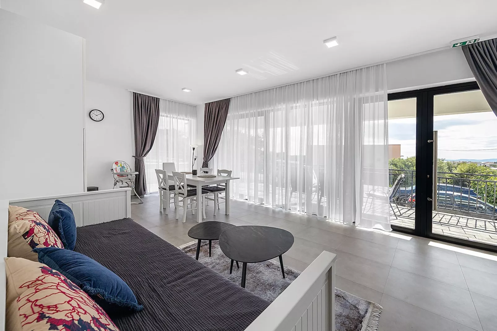 Max - Sea View, One Bedroom Apt with Terrace-Wohnzimmer