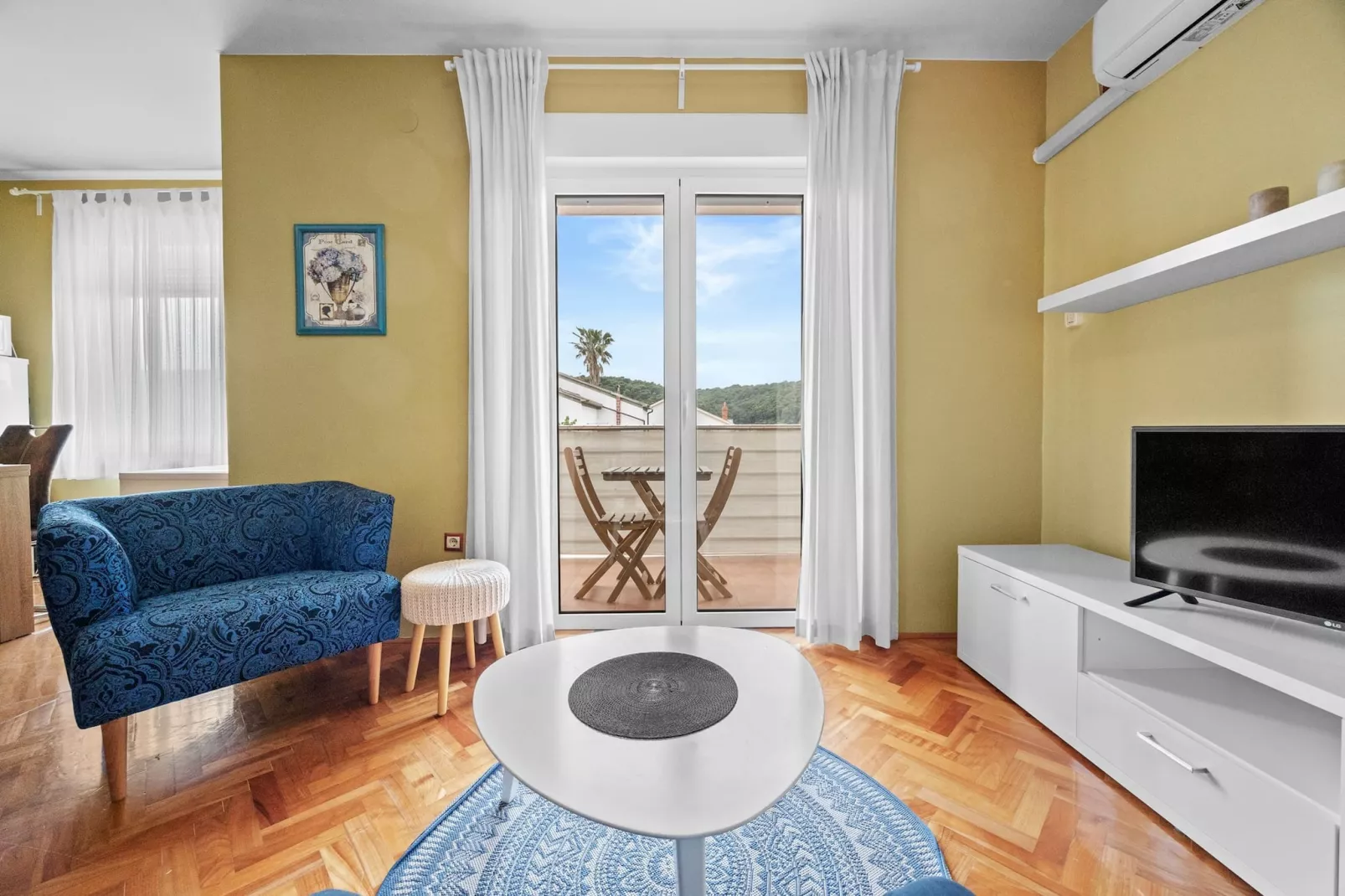 Apartments Neda - Two Bedroom Apartment Maslina-Living room