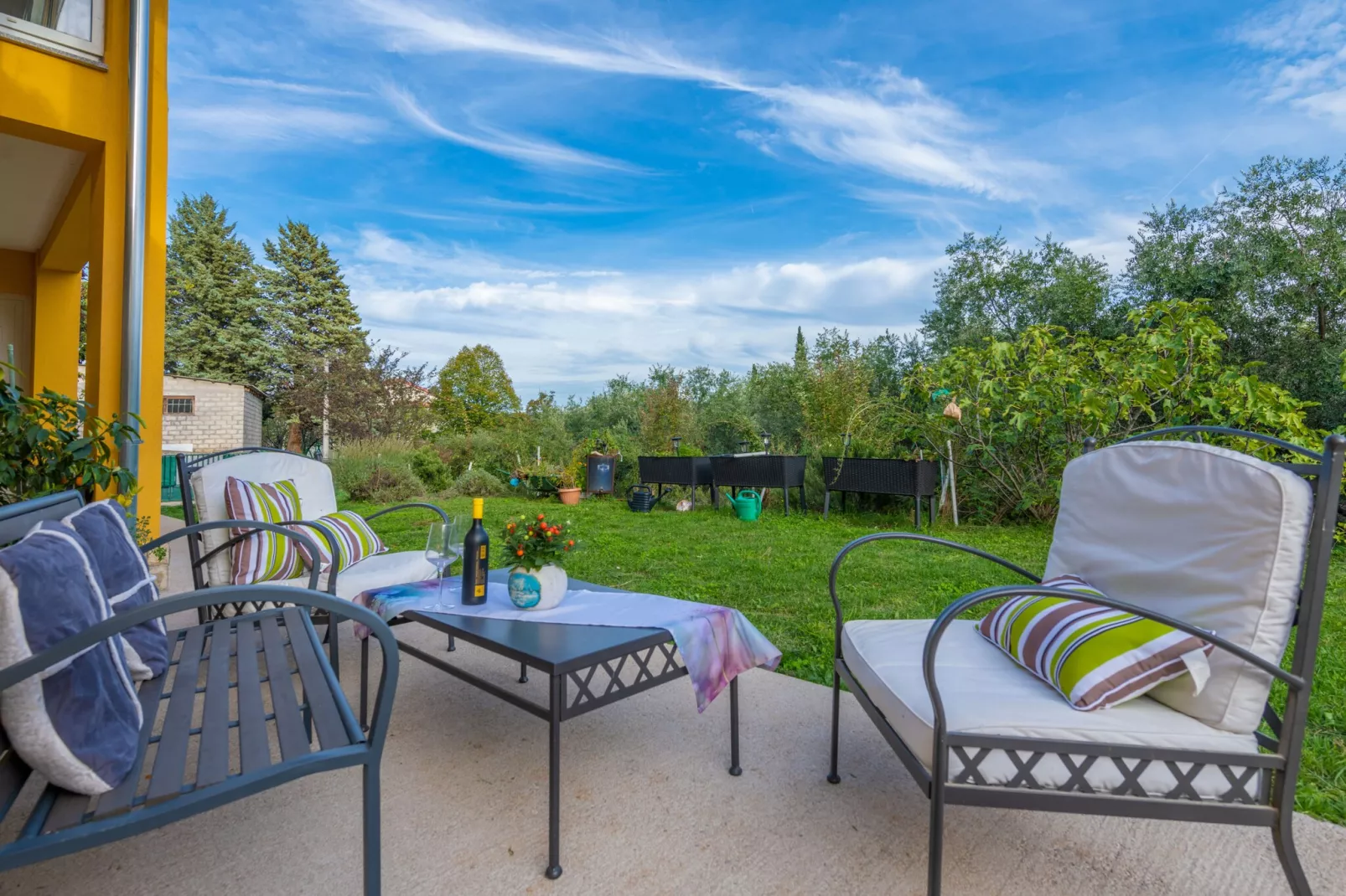 Apartments Indira - Tara - One Bedroom Apartment-Jardin d'été