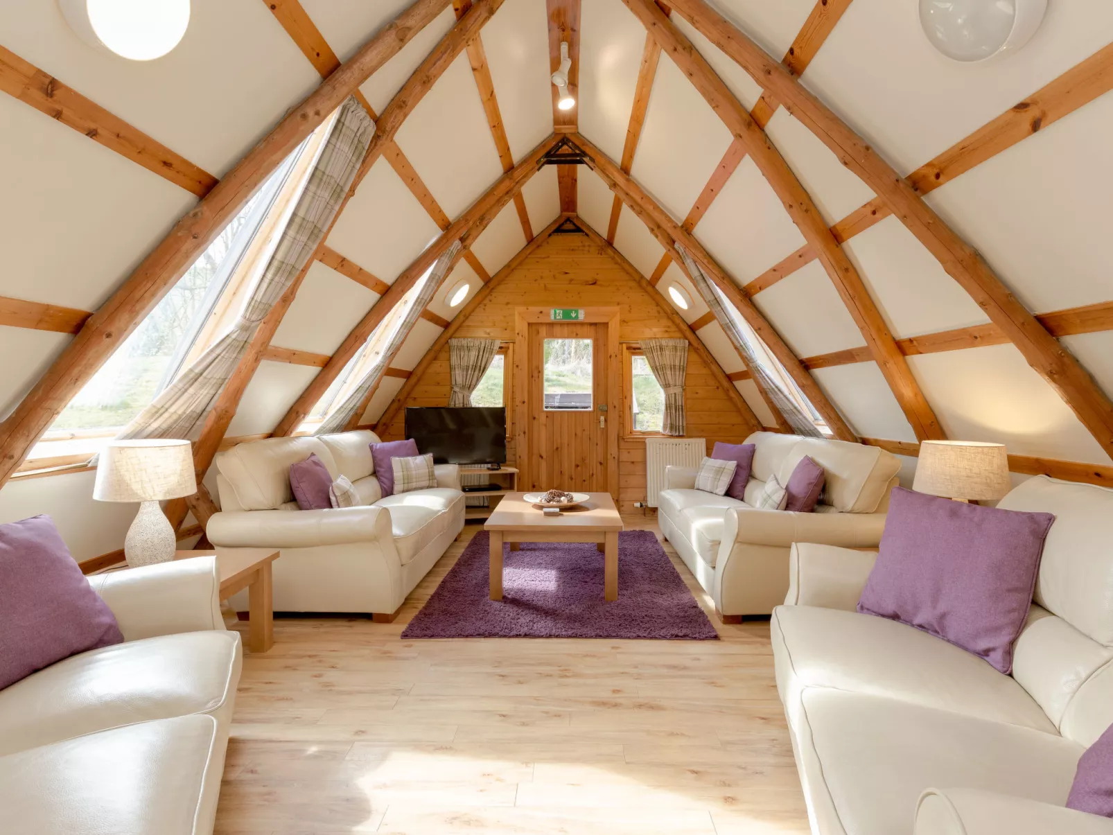 Rabbie Burns Lodge-Dedans