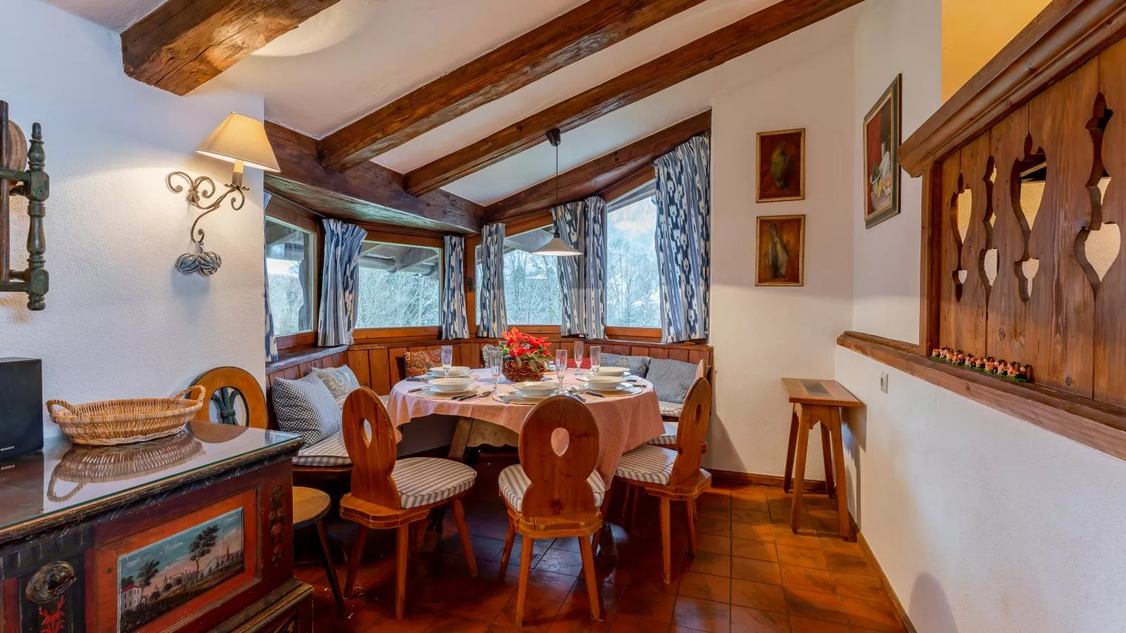 Flavon-Dining room