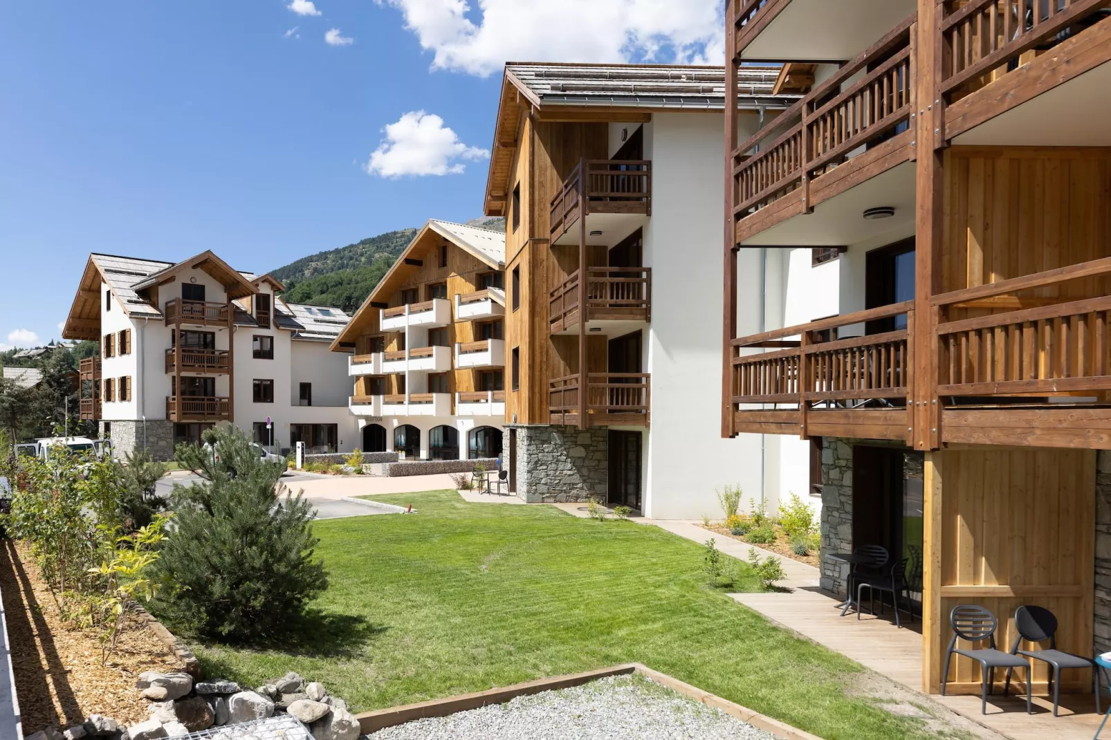 Le Cristal Lodge-RD2P-Exterior summer