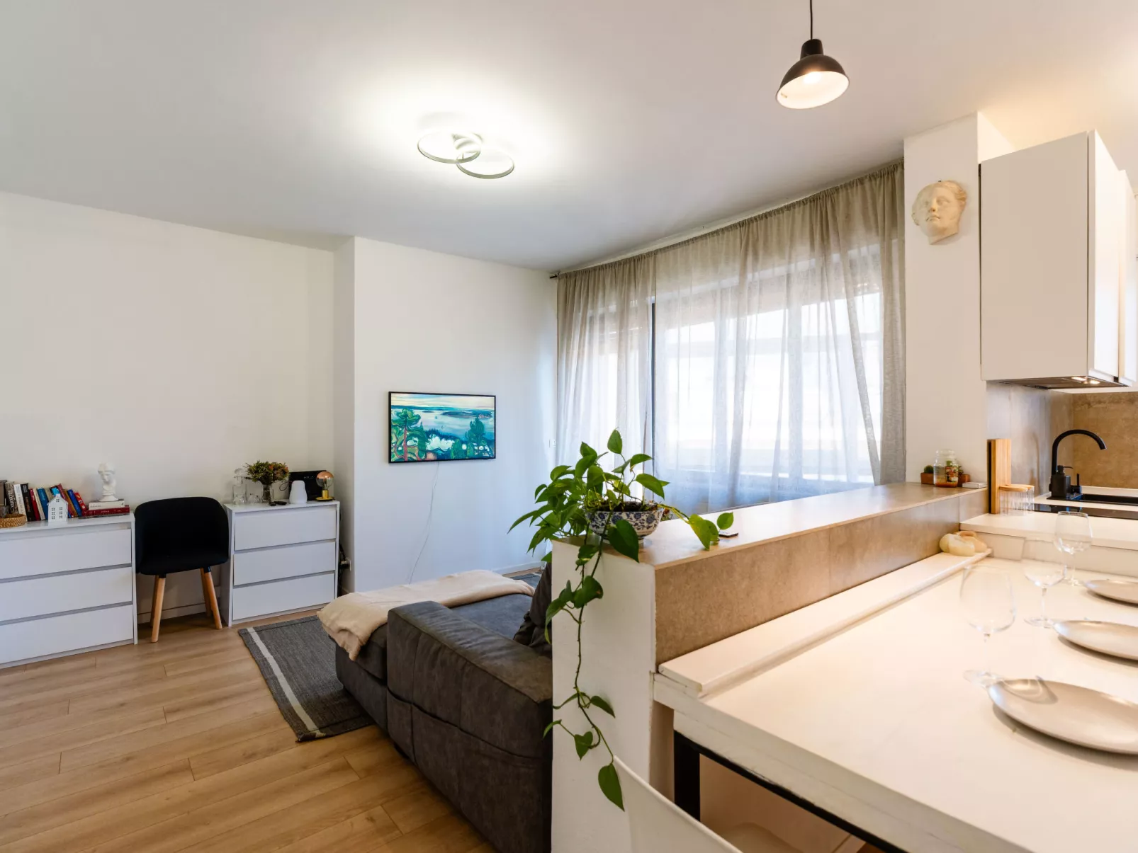 Seaview, Modern Apartment-Inside