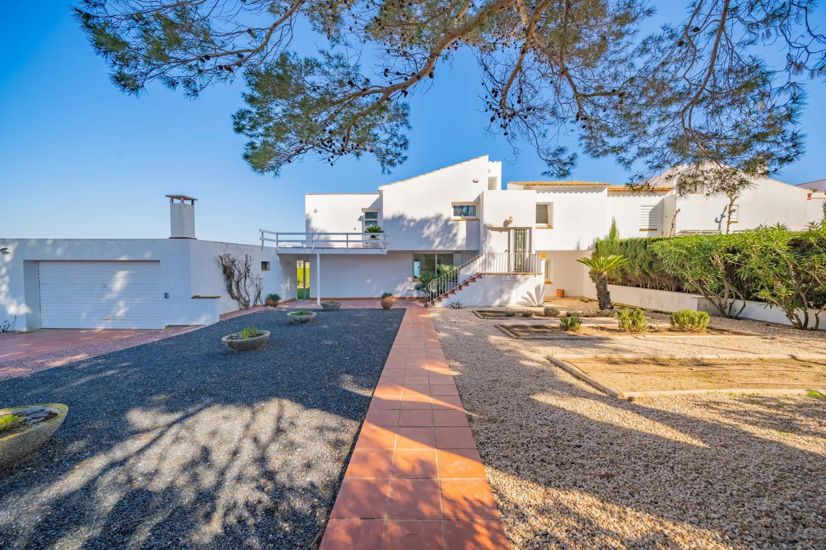 Mireia-Exterior summer
