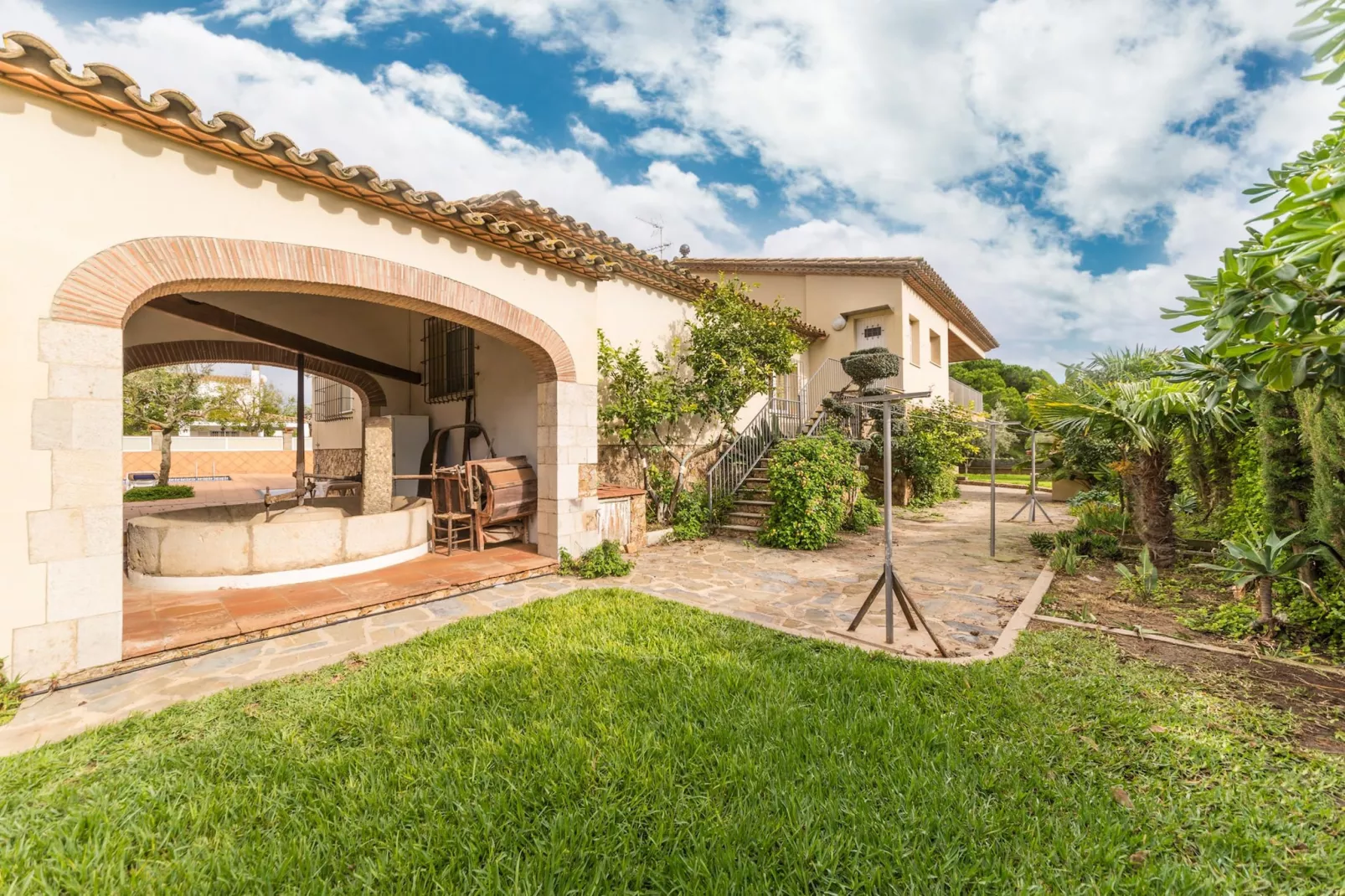 Nuria-Exterior summer