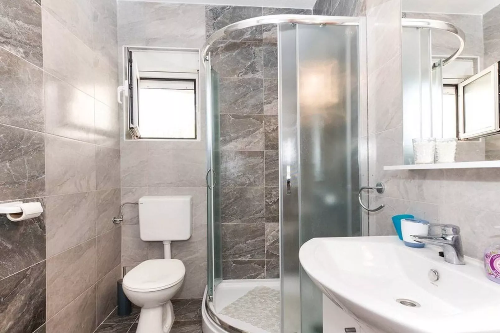 Apartments Zdenka Zatoglav - Grey apartment-Salle de bain