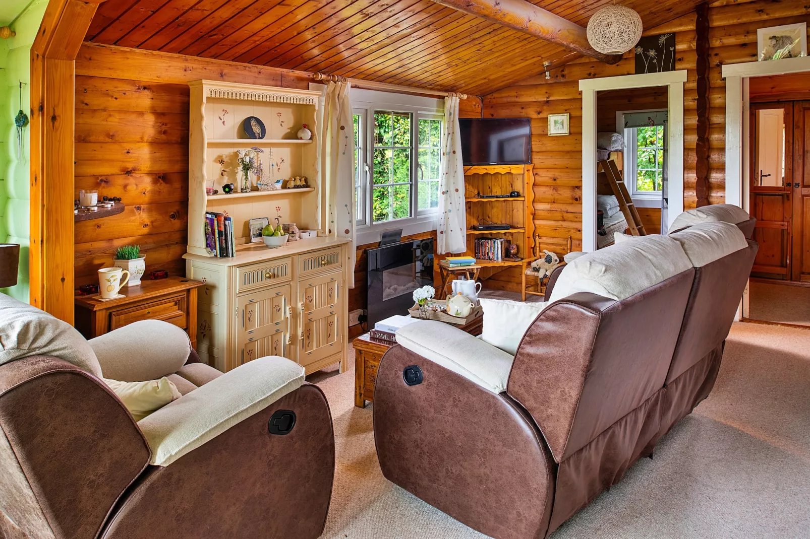 Mountain View-Living room