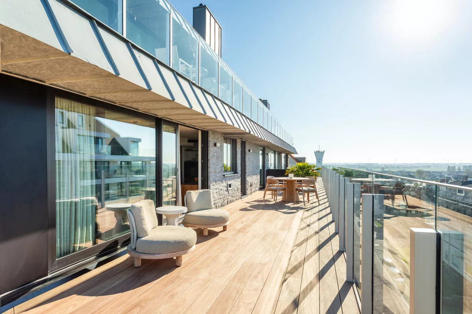 Spring Sun 81-Terrassenbalkon