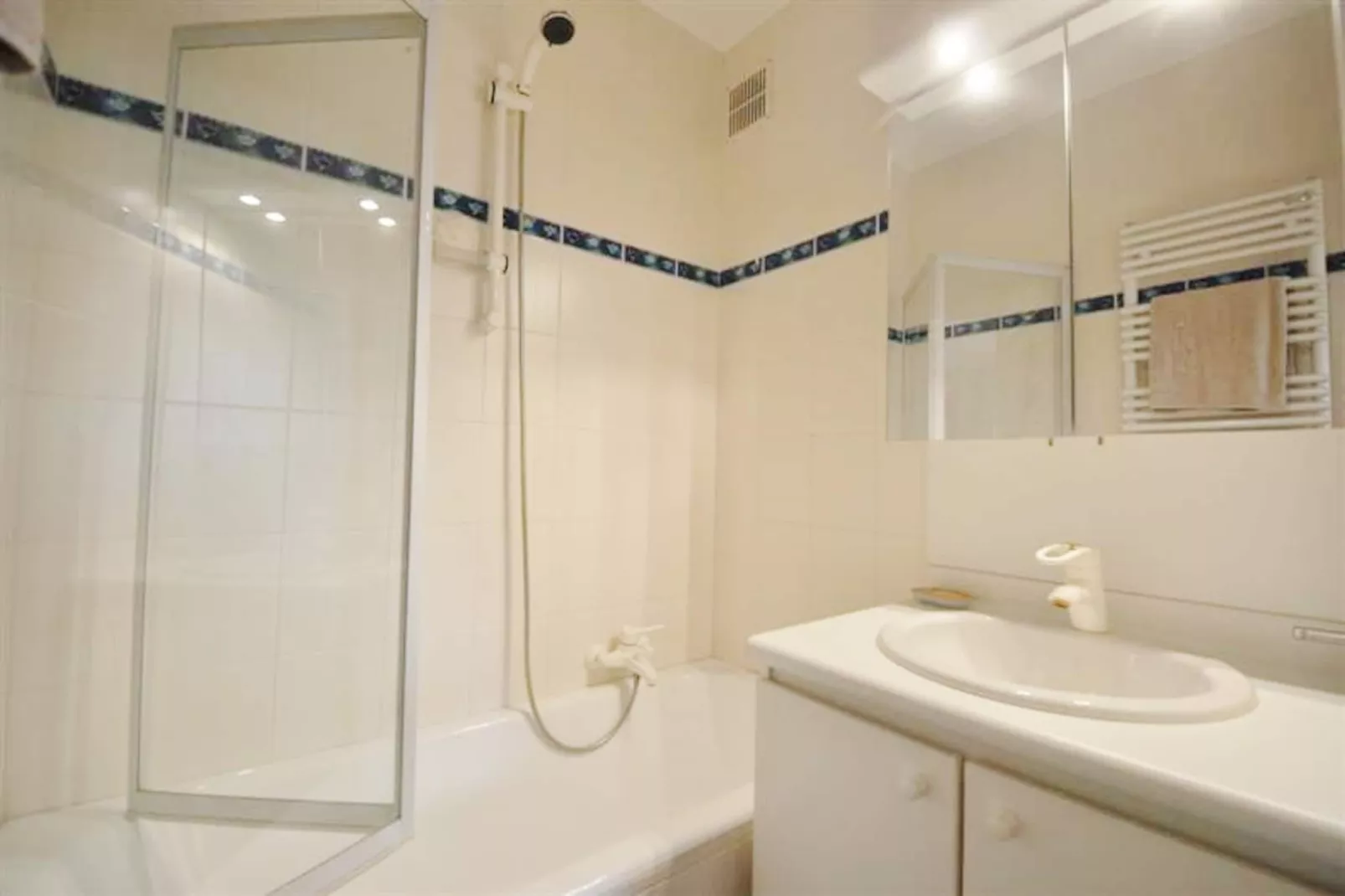 Metropole II 17-Bathroom