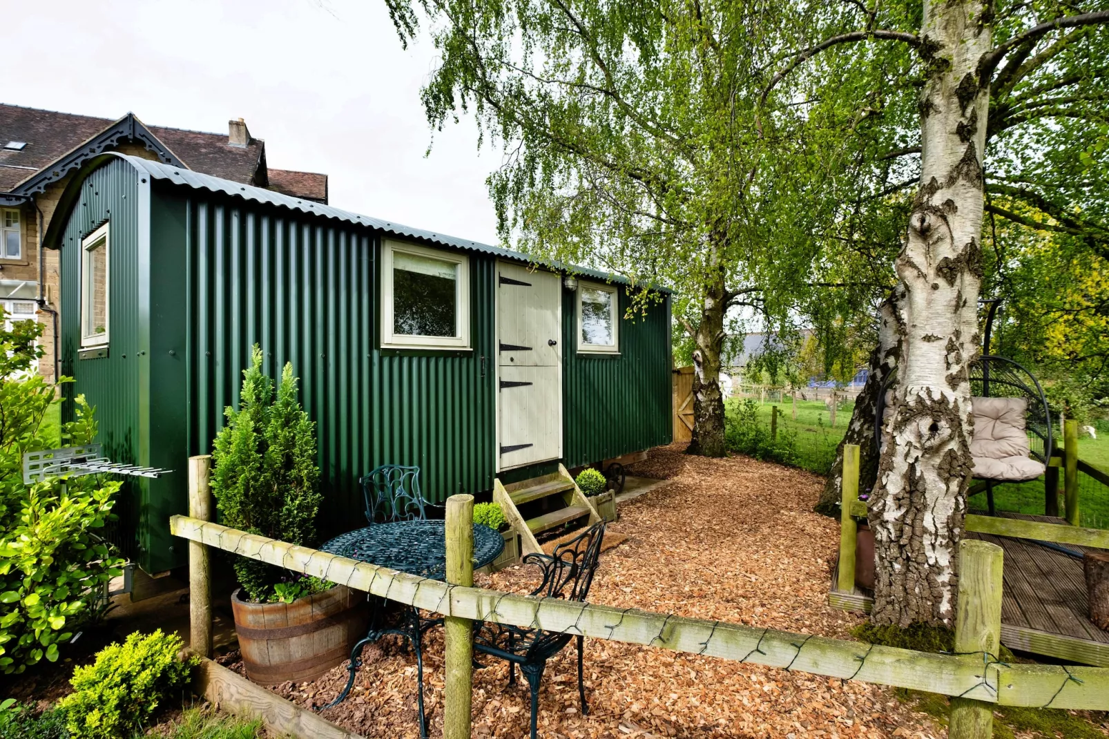 Hay and Hedgerow Glamping-Exterior summer
