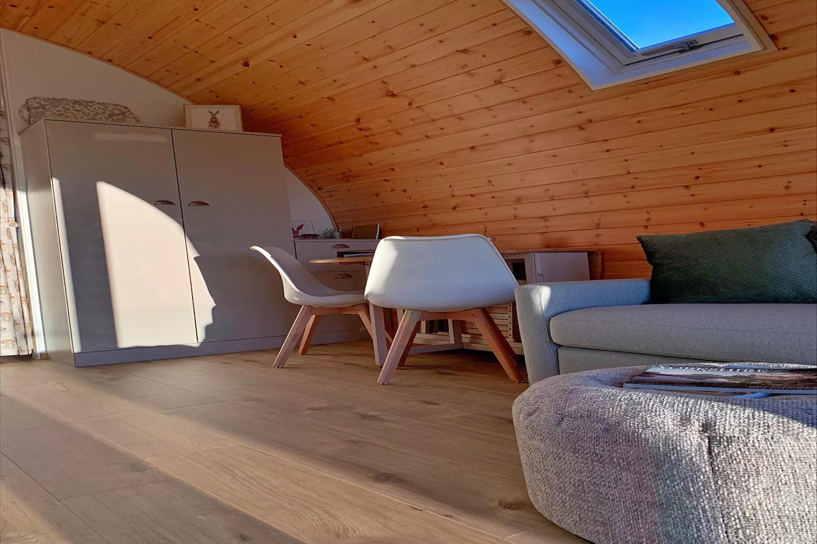 Hundle Dale-Living room