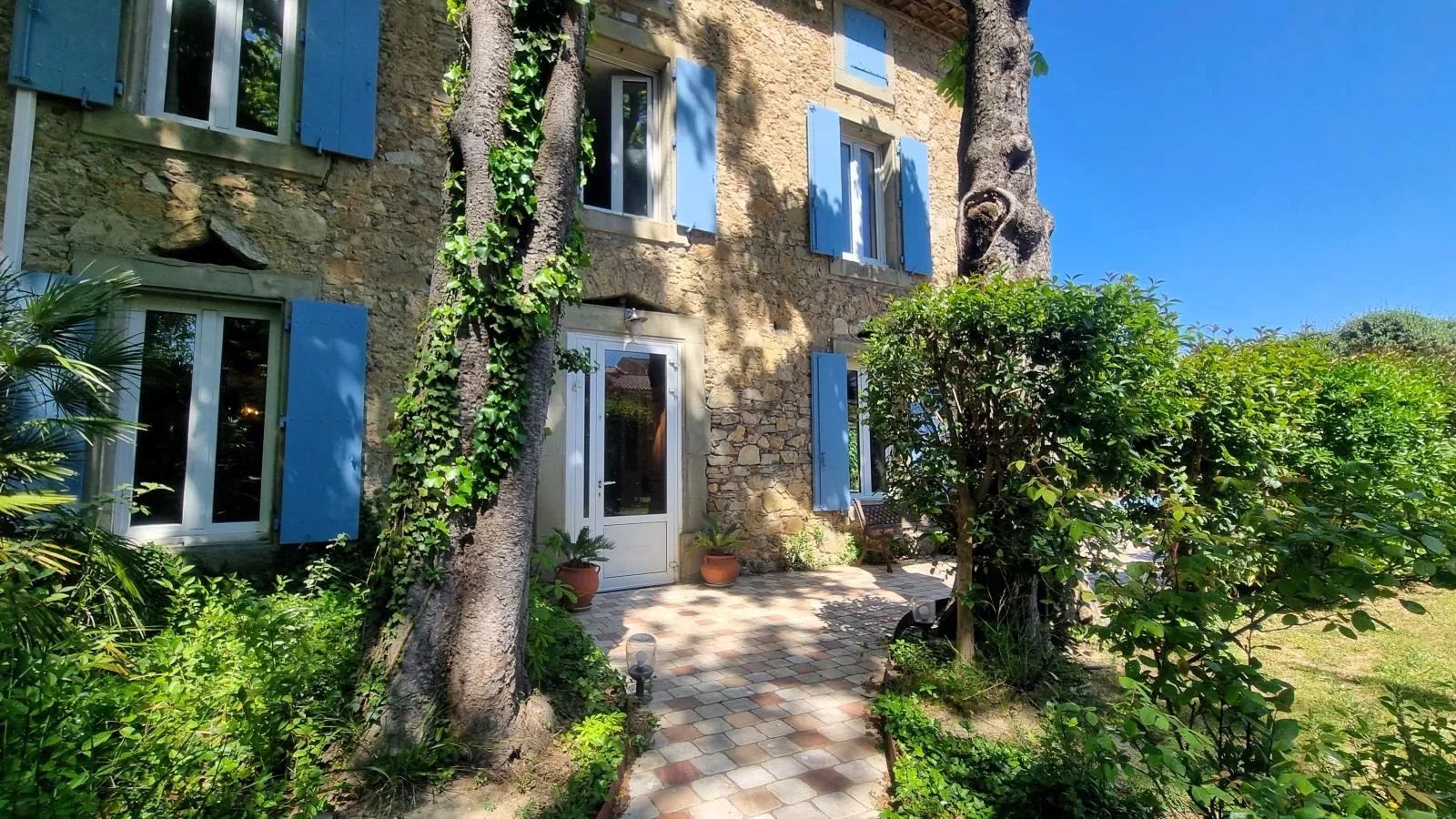 Les Châtaignes-Exterior summer