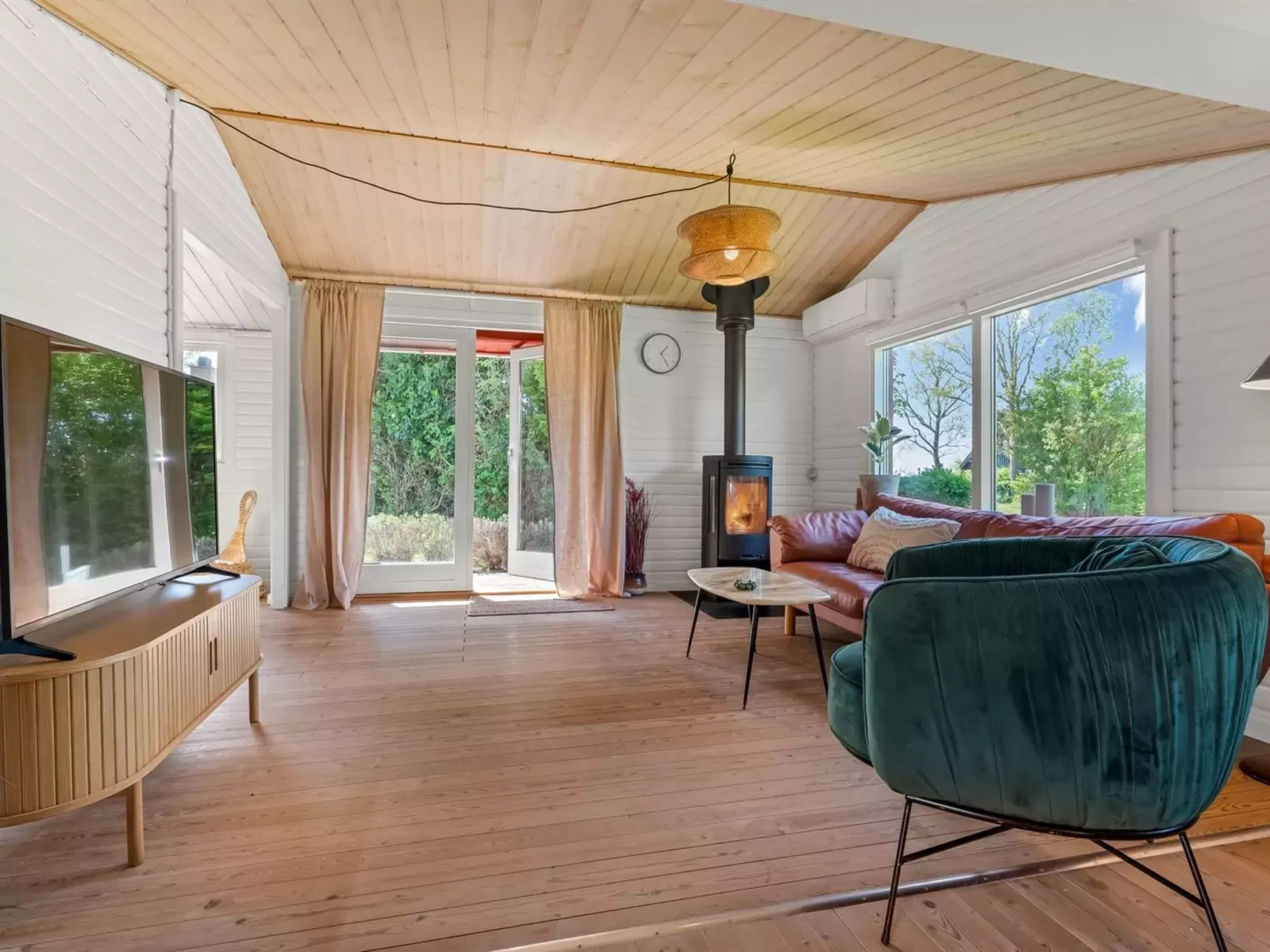 "Oona" - 700m from the sea-Inside