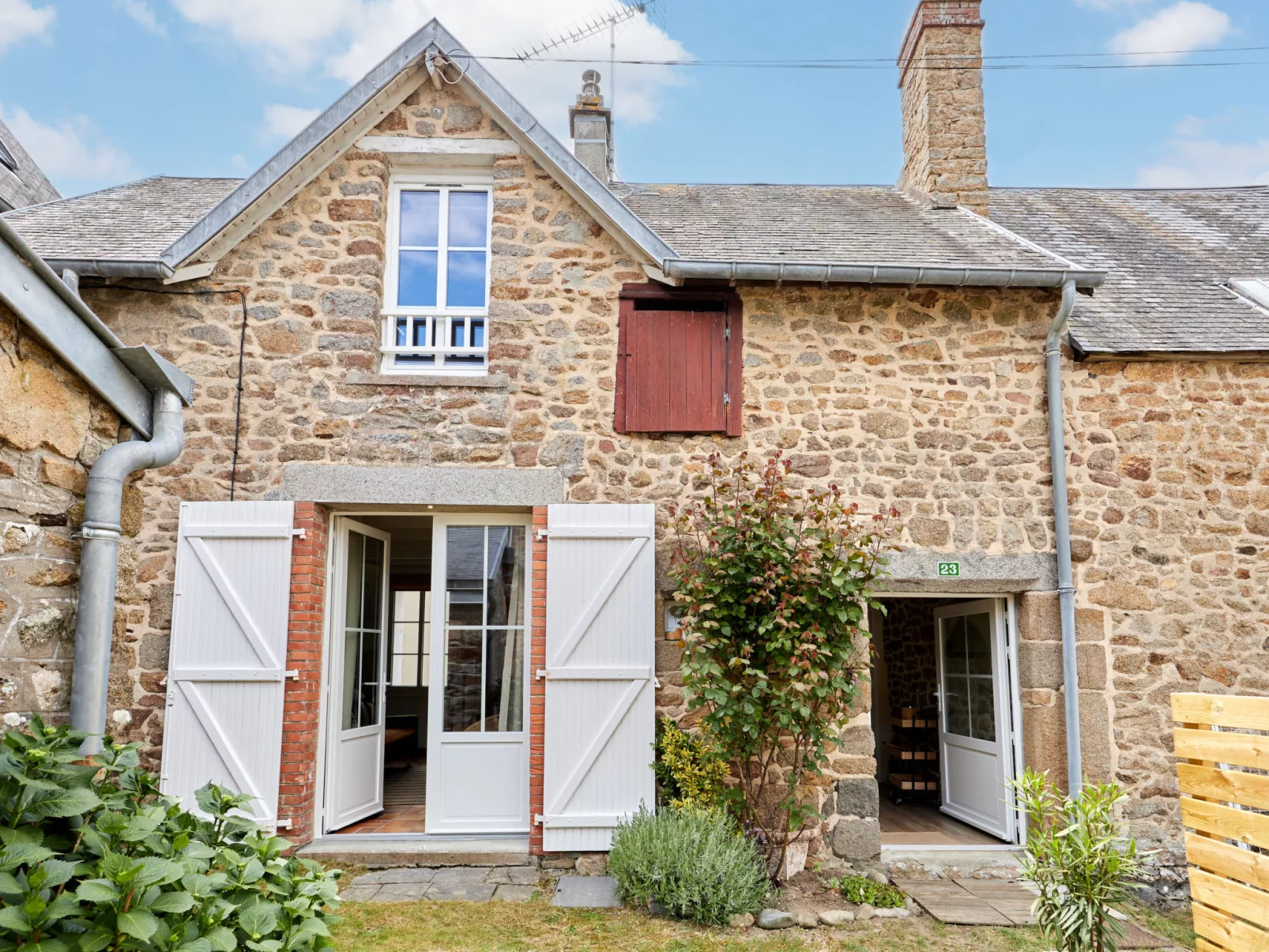 Cottage Carolles-Outside