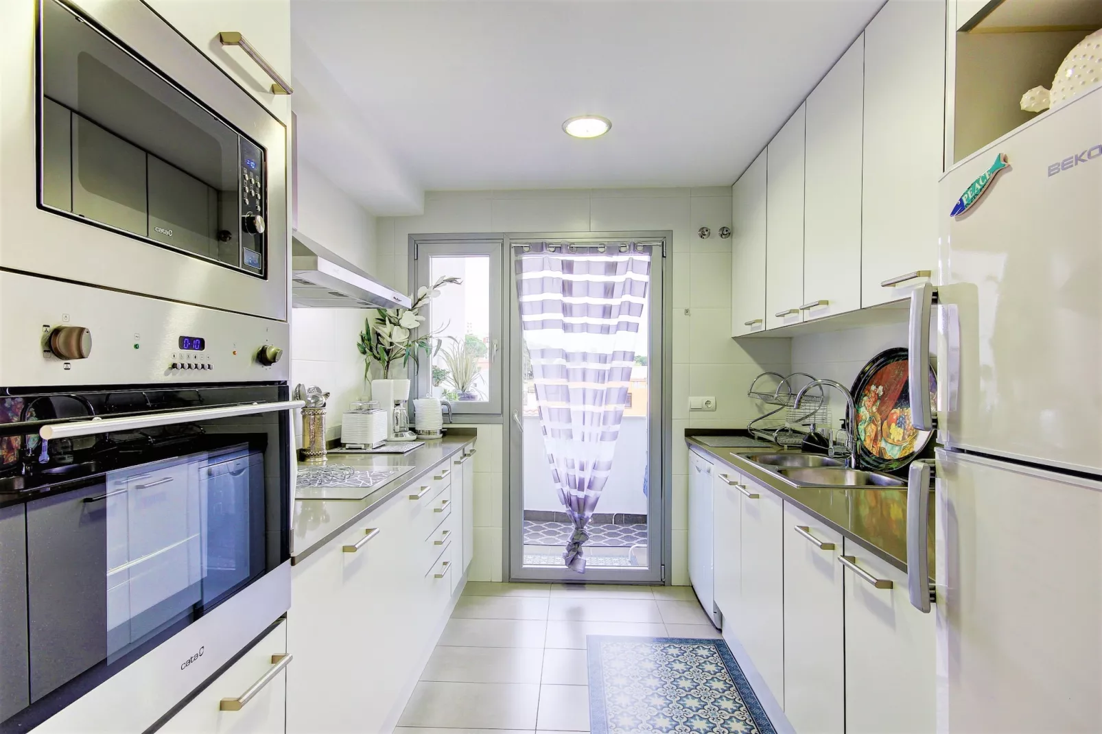 EUGENI D'ORS 3 1 Roses-Kitchen