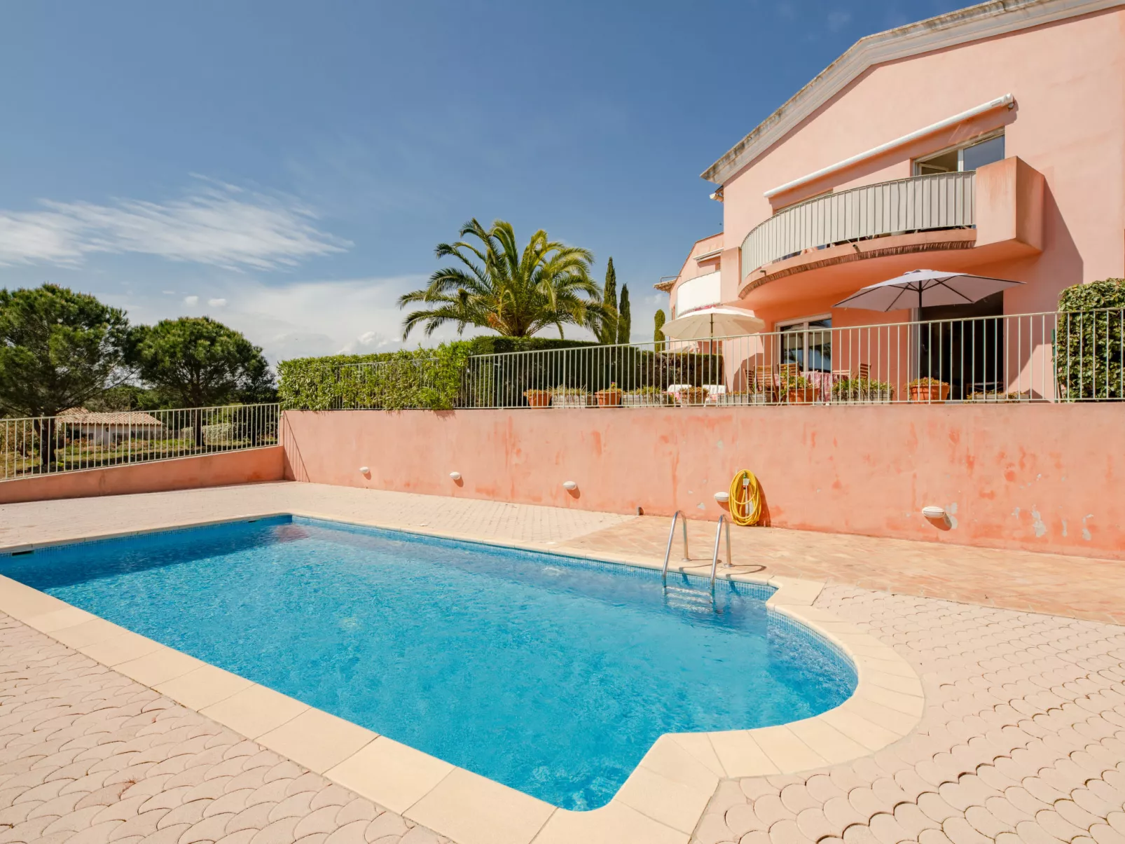 La Bastide-Outside