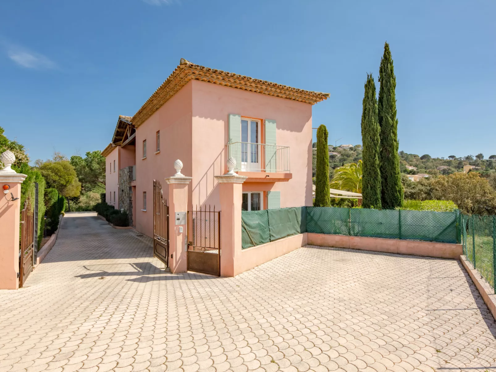 La Bastide-Outside