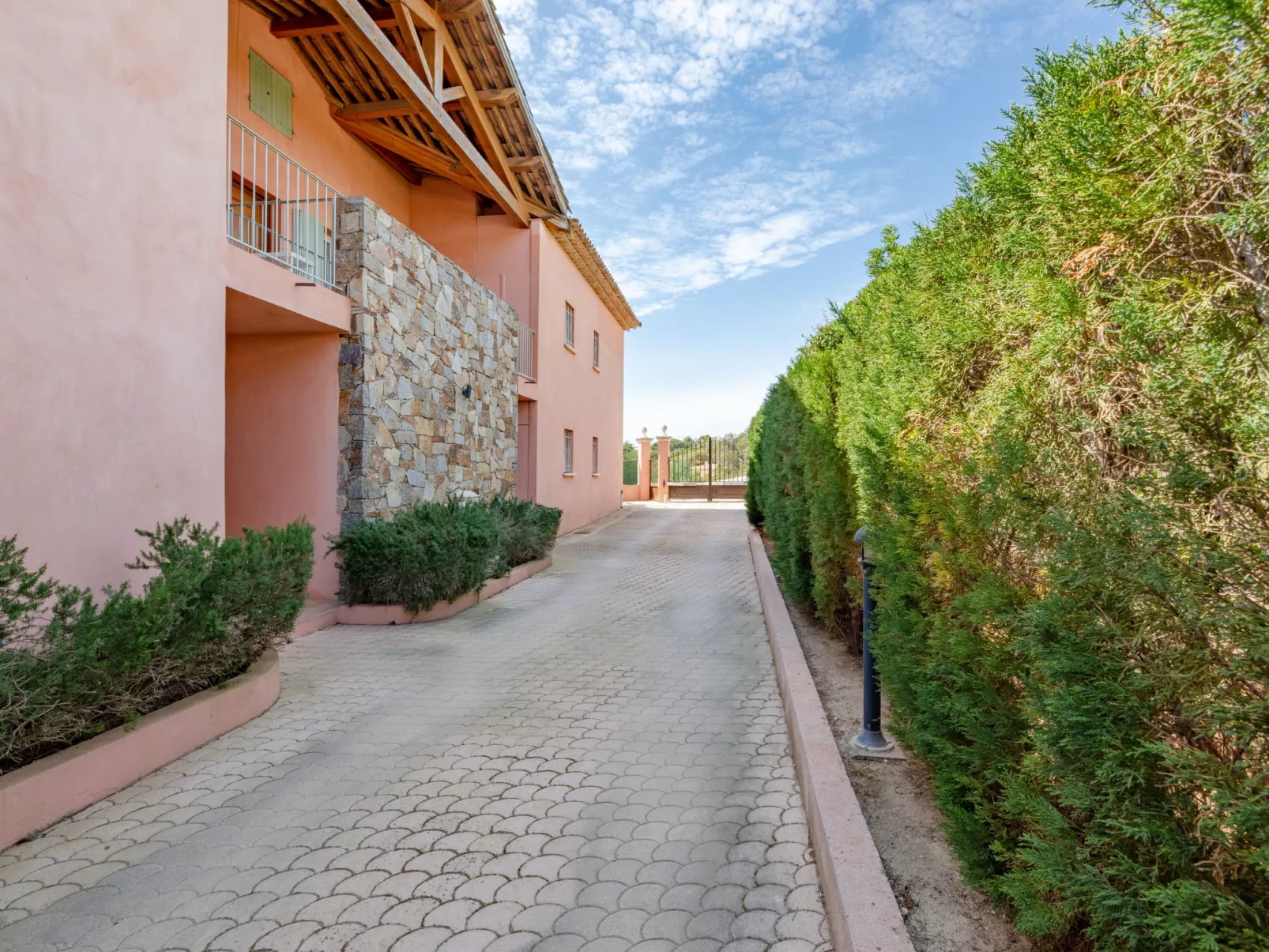 La Bastide-Outside