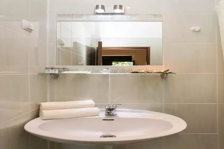 Villa Iveta- Twin Room with Sea View - Martina-Bathroom