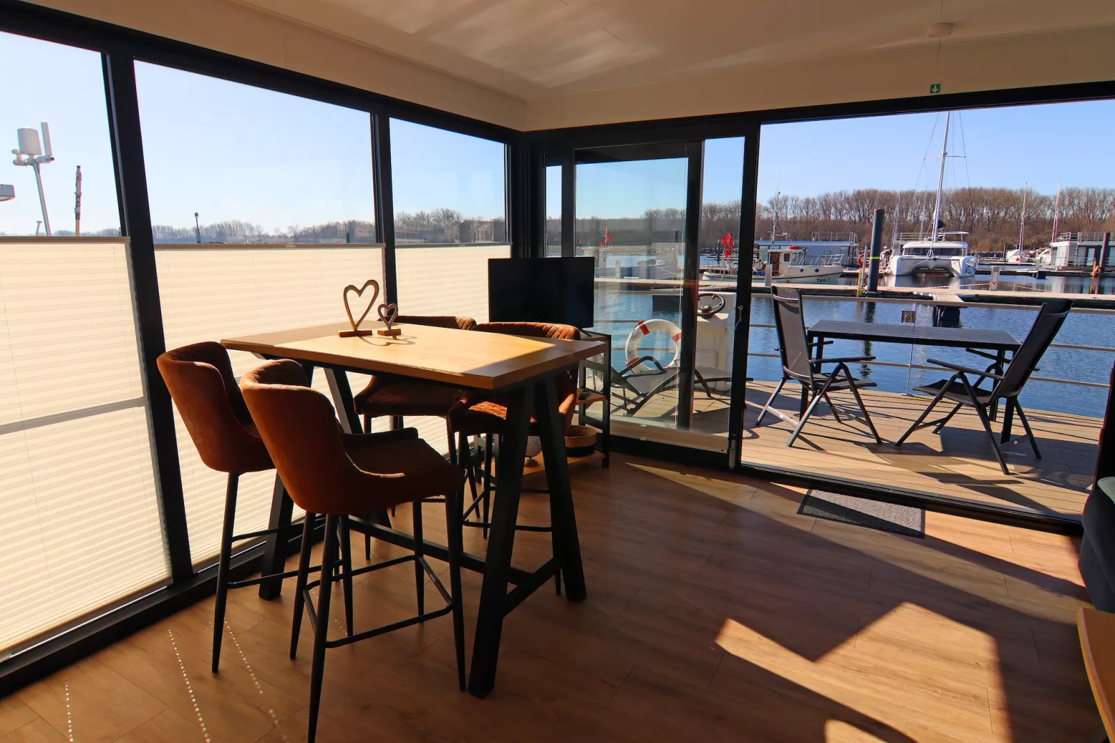 Hausboot Family & Friends mit Hund LP 10 / 1-2 Personen-Dining room